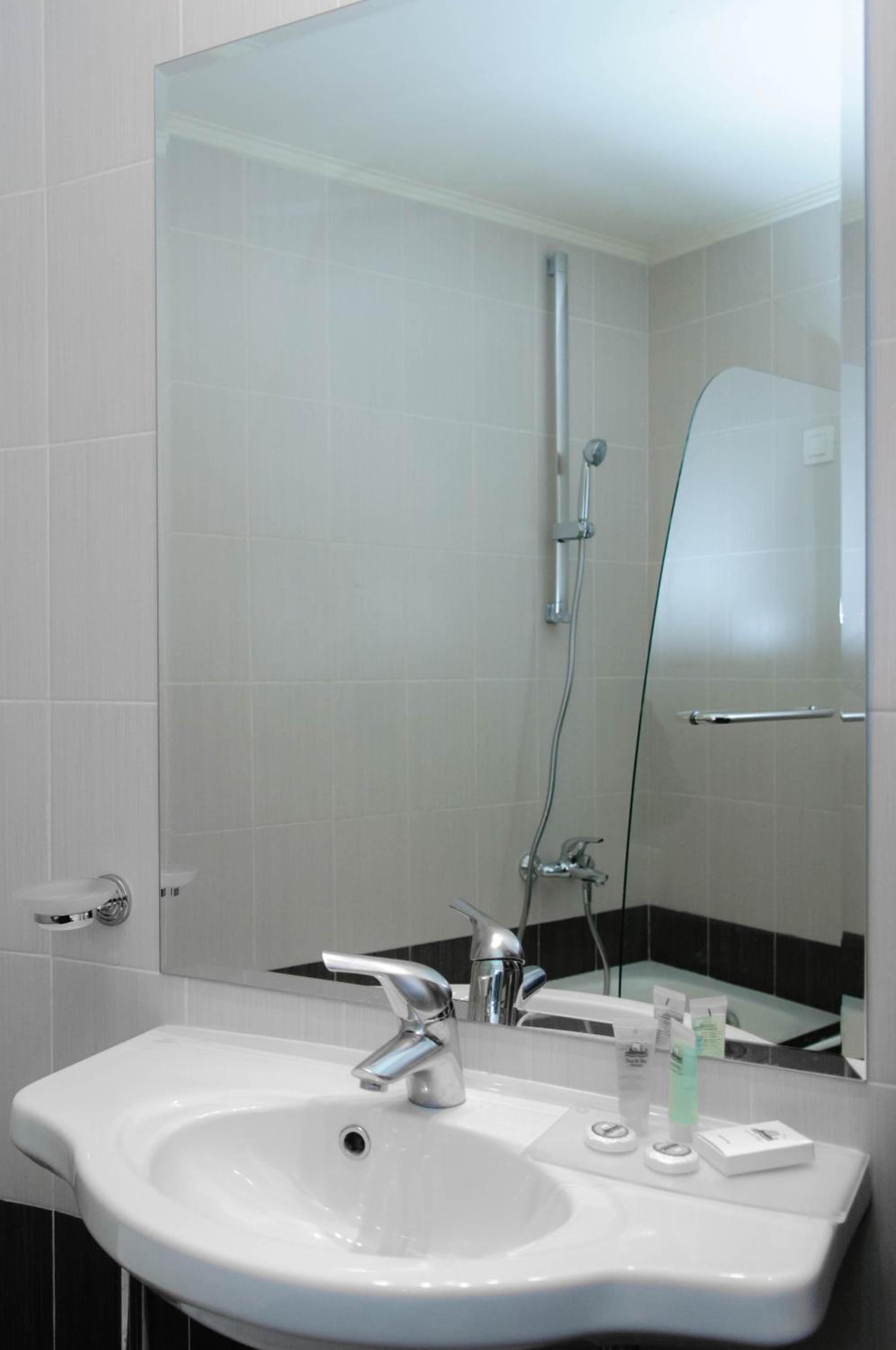 Standard Double or Twin Room with Side Sea View - Photo 4