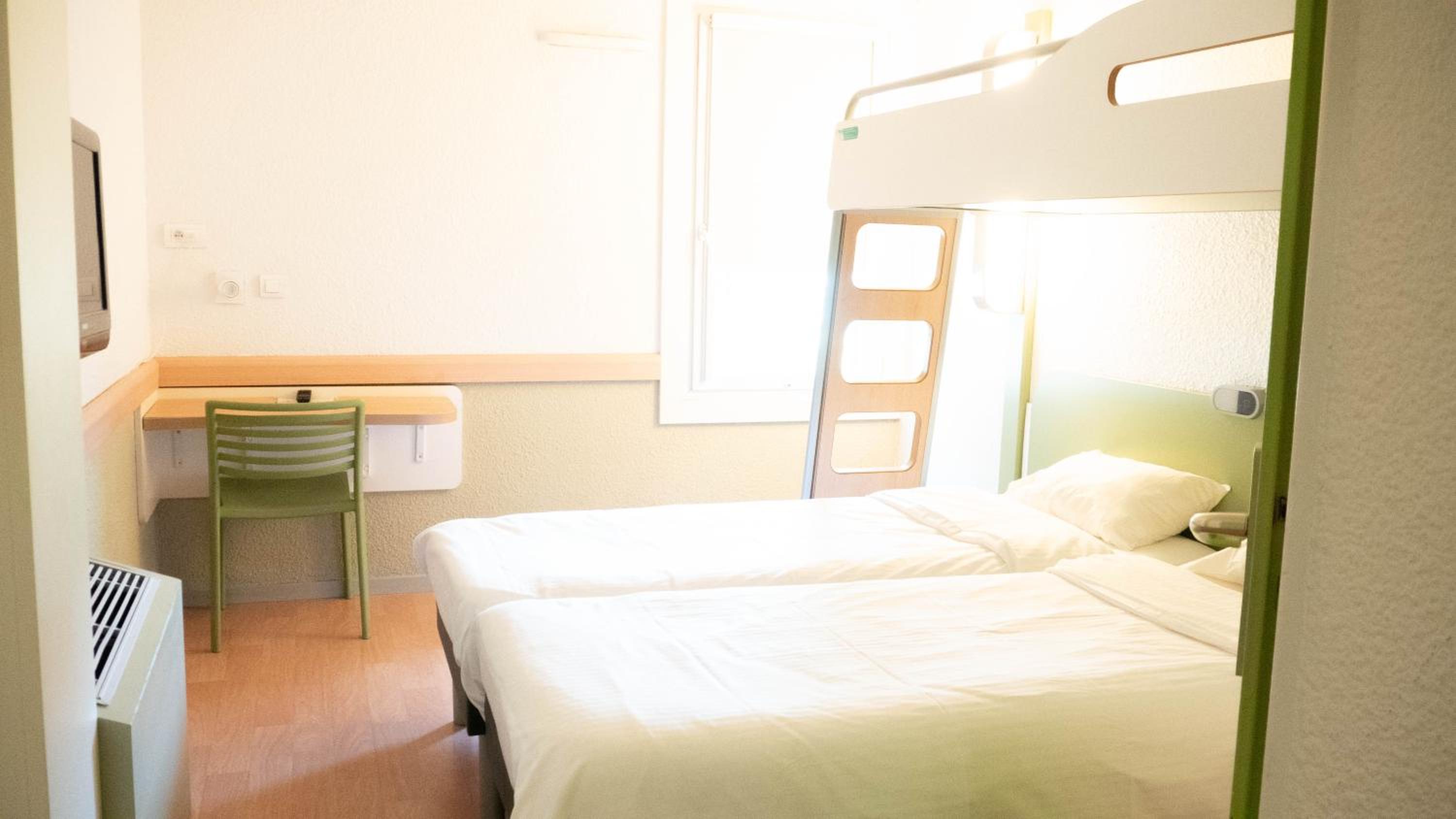 Triple Room with Two Single Beds and One Bunk Bed - Photo 3