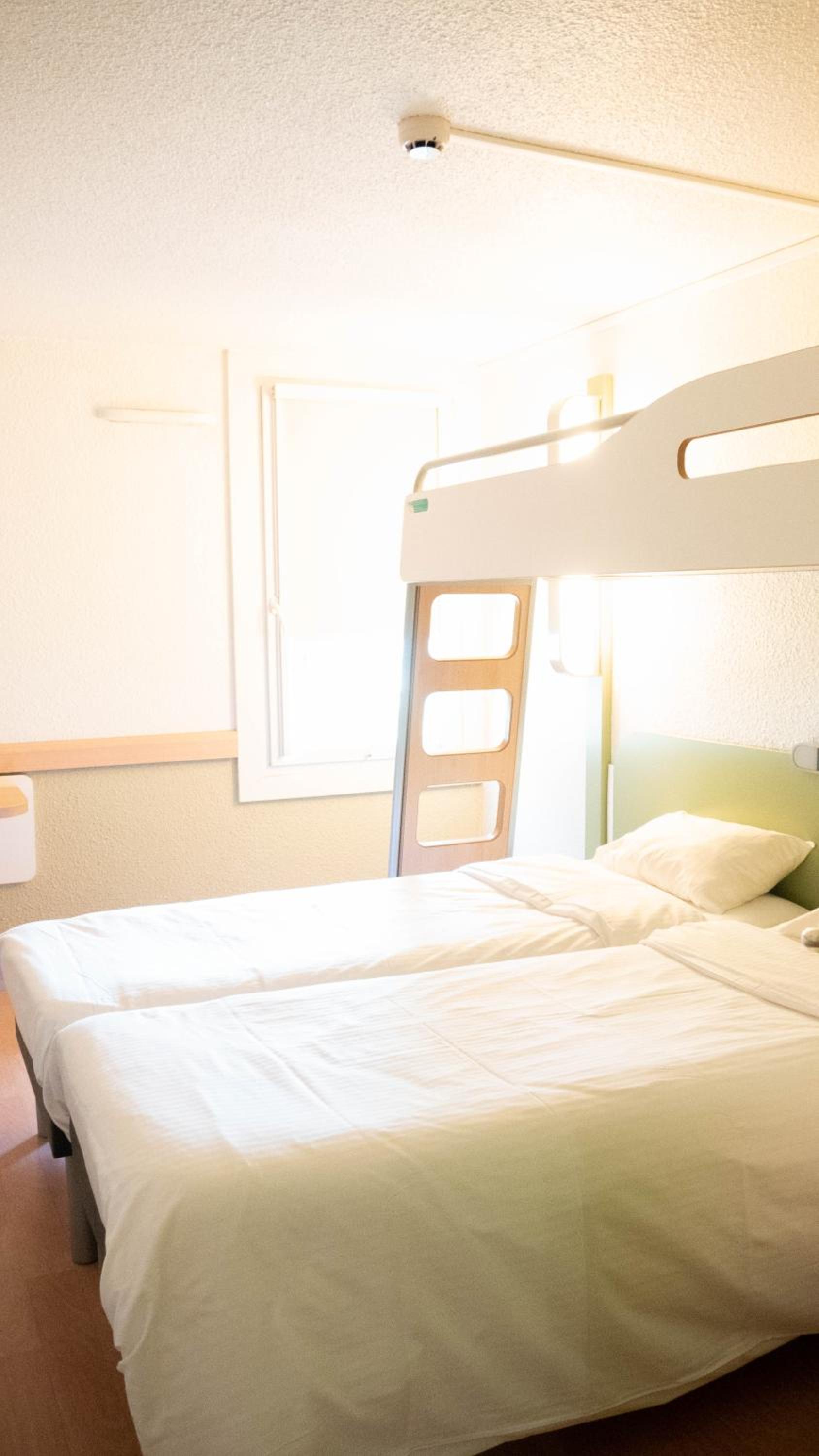 Triple Room with Two Single Beds and One Bunk Bed - Photo 2