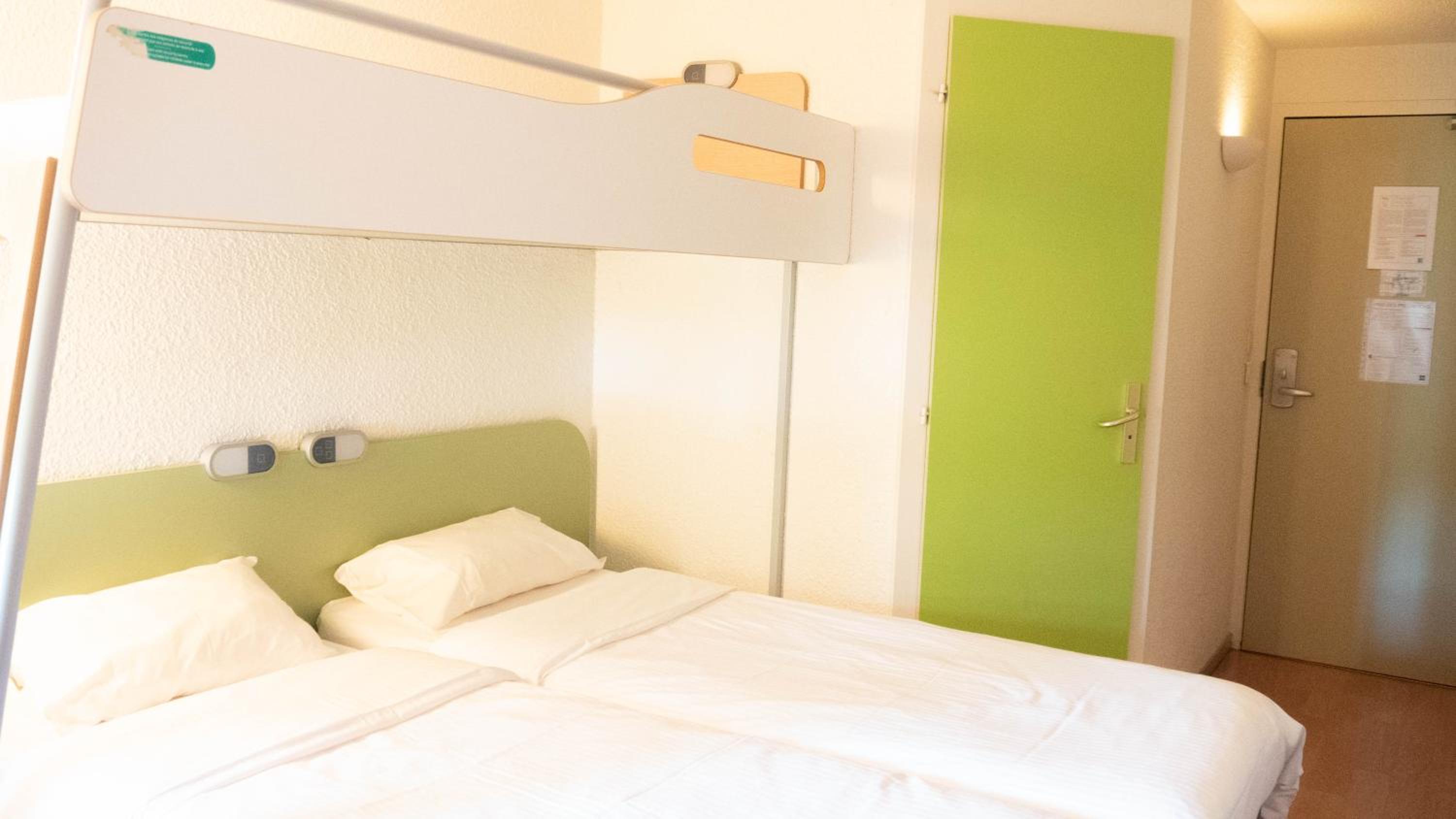 Triple Room with Two Single Beds and One Bunk Bed - Photo 4
