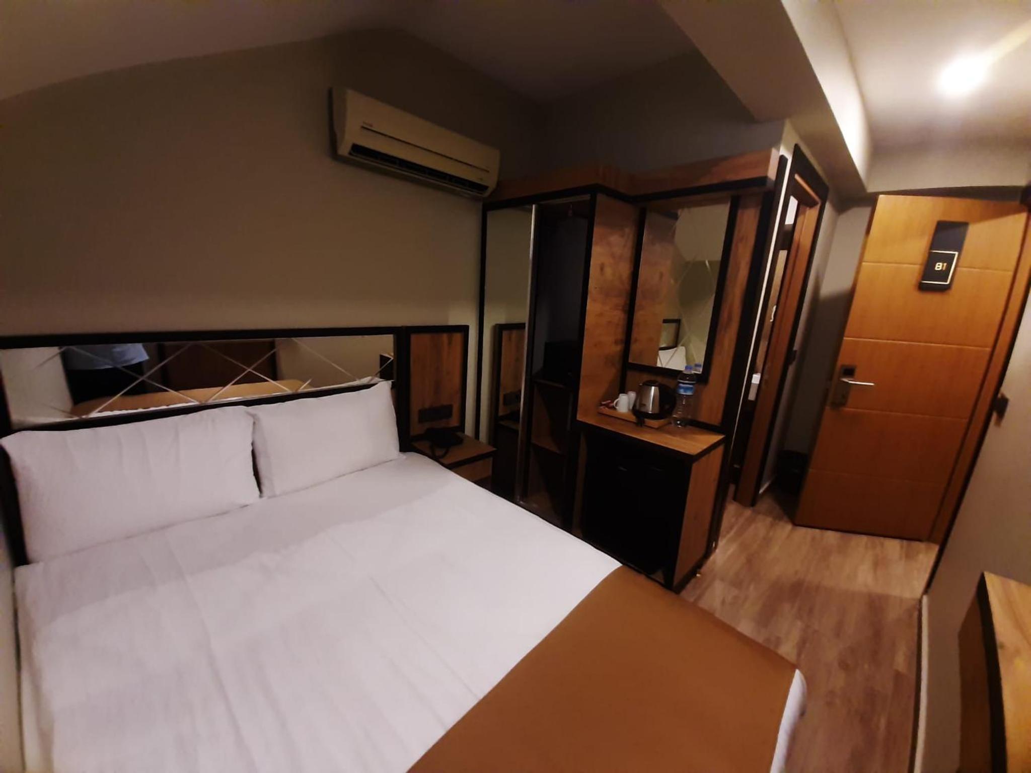 Budget Double Room - Basement Floor photo 3