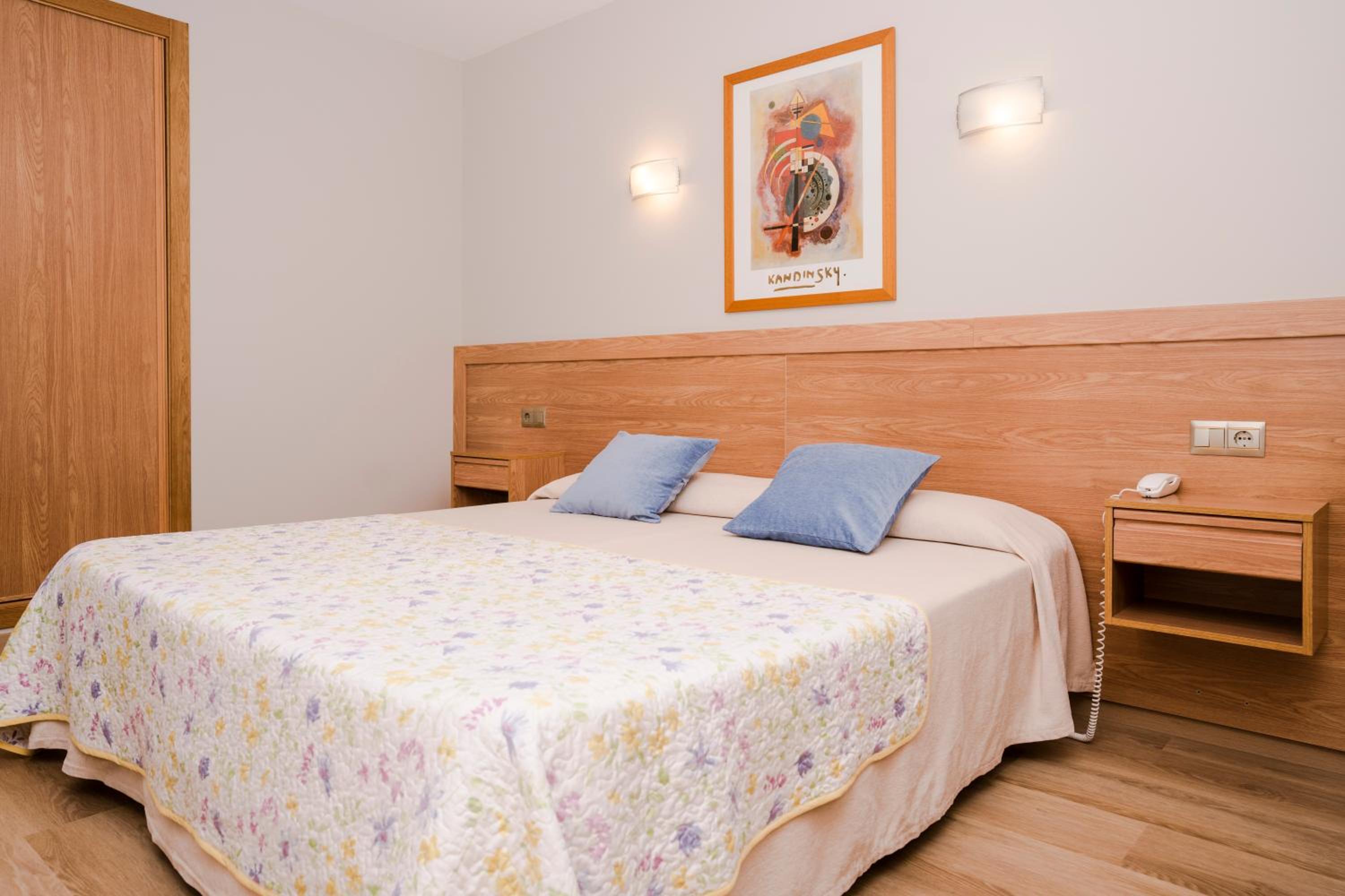 Double or Twin Room with Interior View photo 3