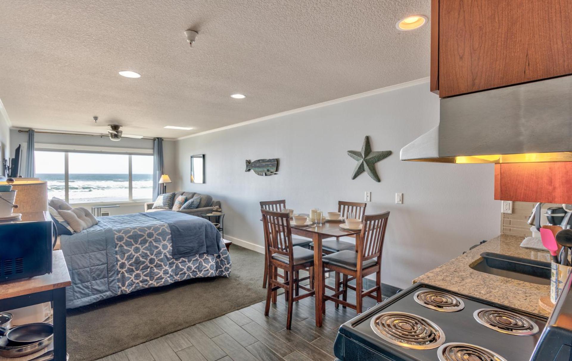 Oceanfront King Studio - Top Floor