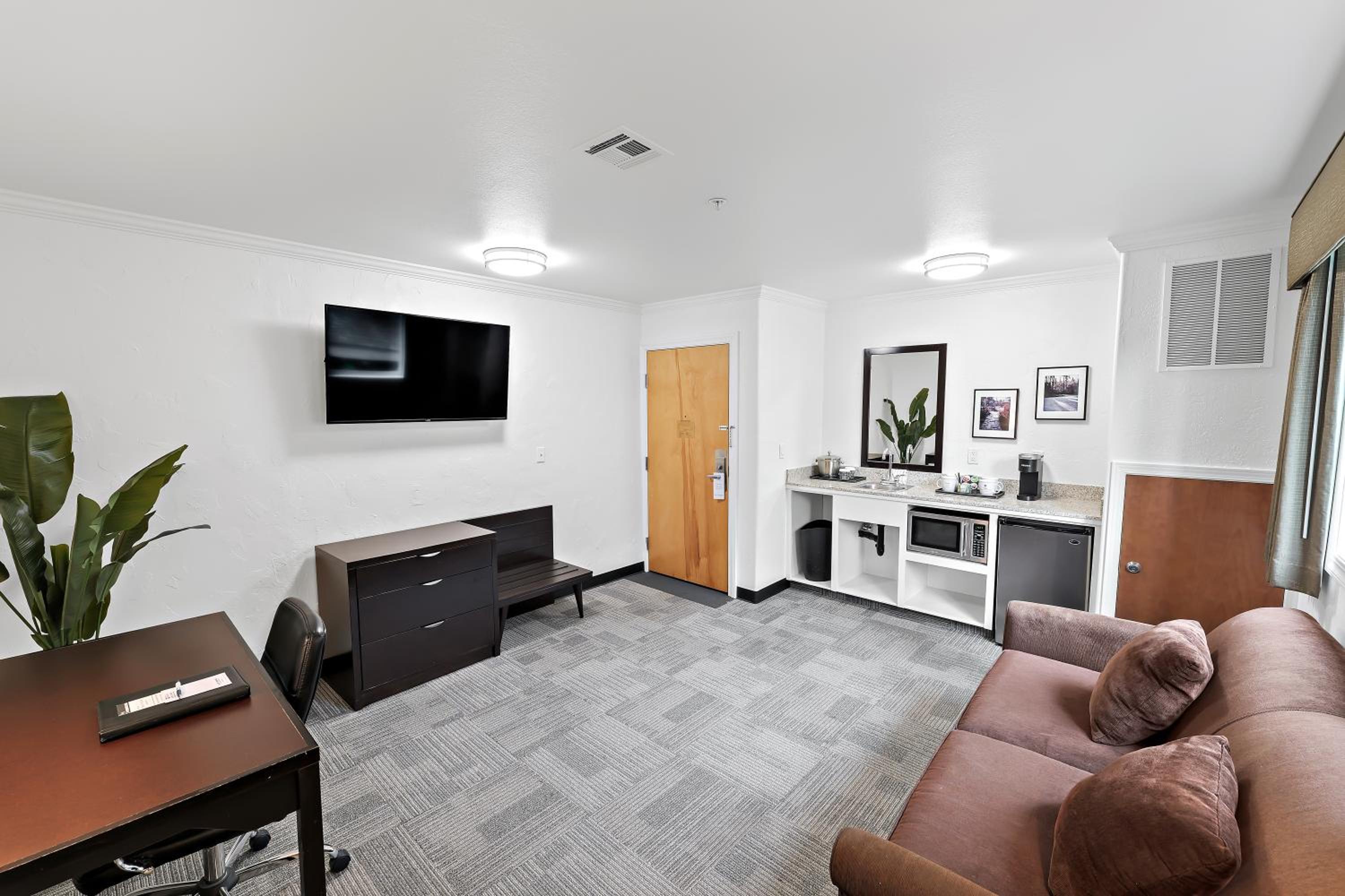 King Suite with Sofa Bed - Non-Smoking - Photo 4