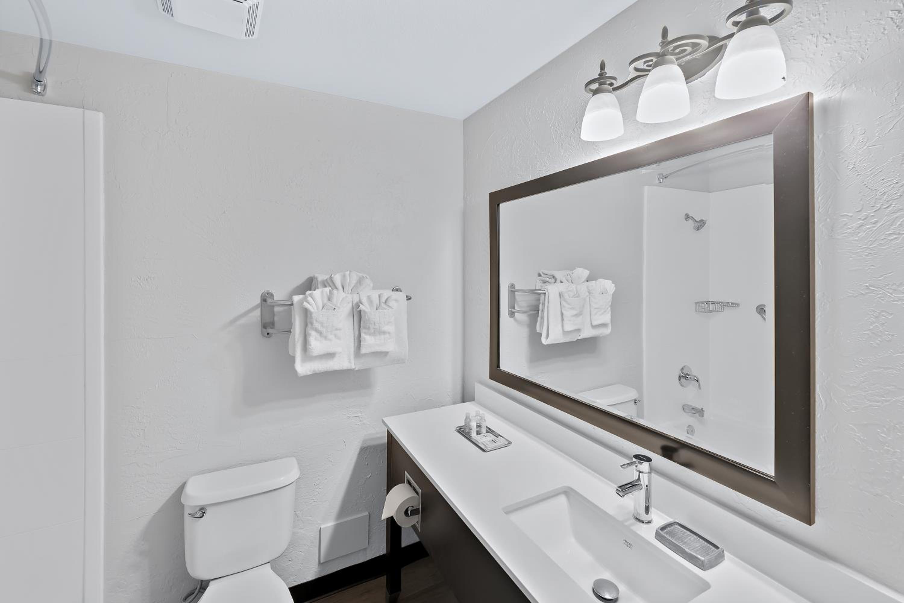 Deluxe King Room - Non-Smoking - Photo 2