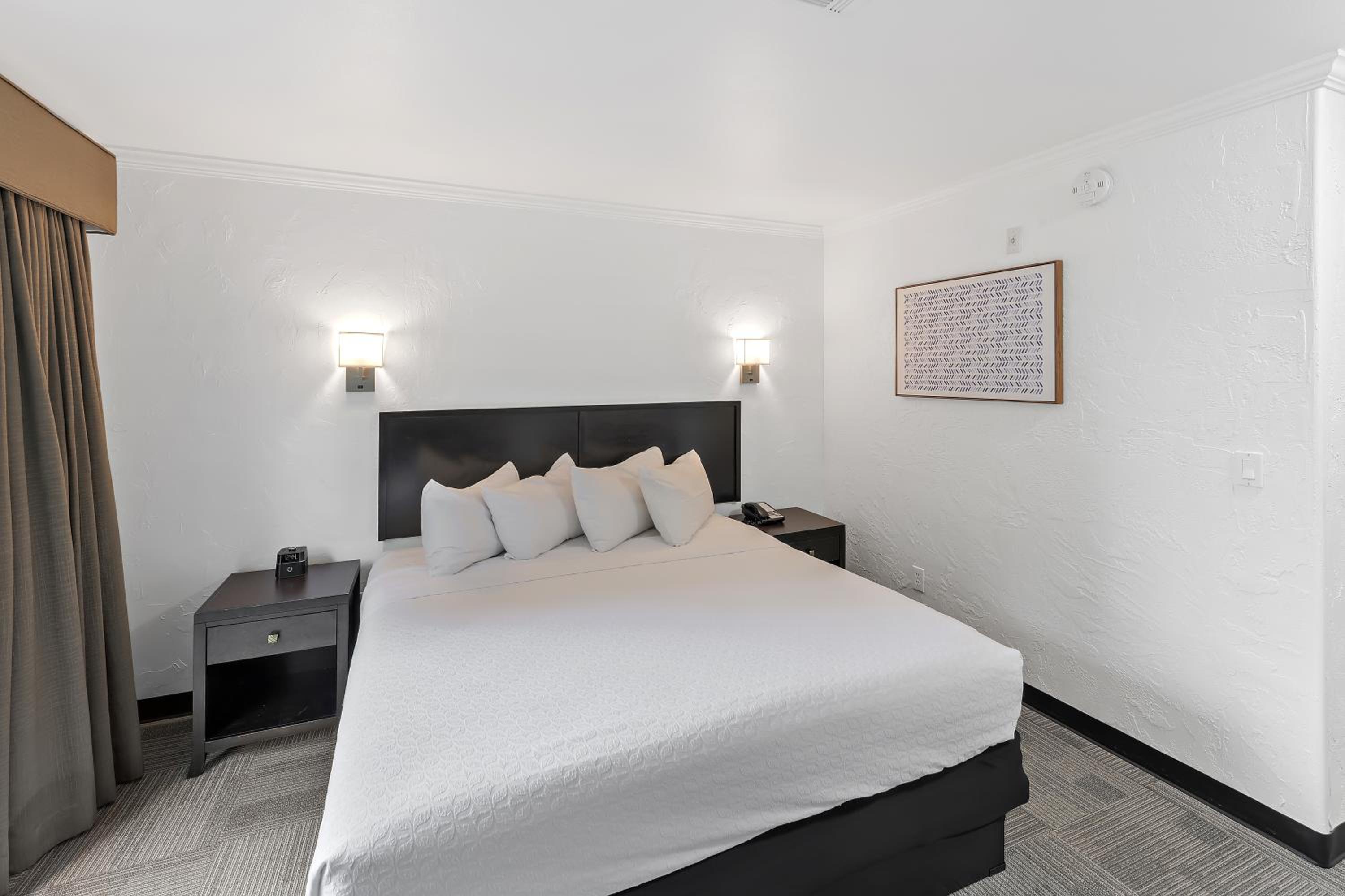 King Suite with Sofa Bed, Spa Bath, Fireplace and Full Kitchen - Non-Smoking - Photo 6