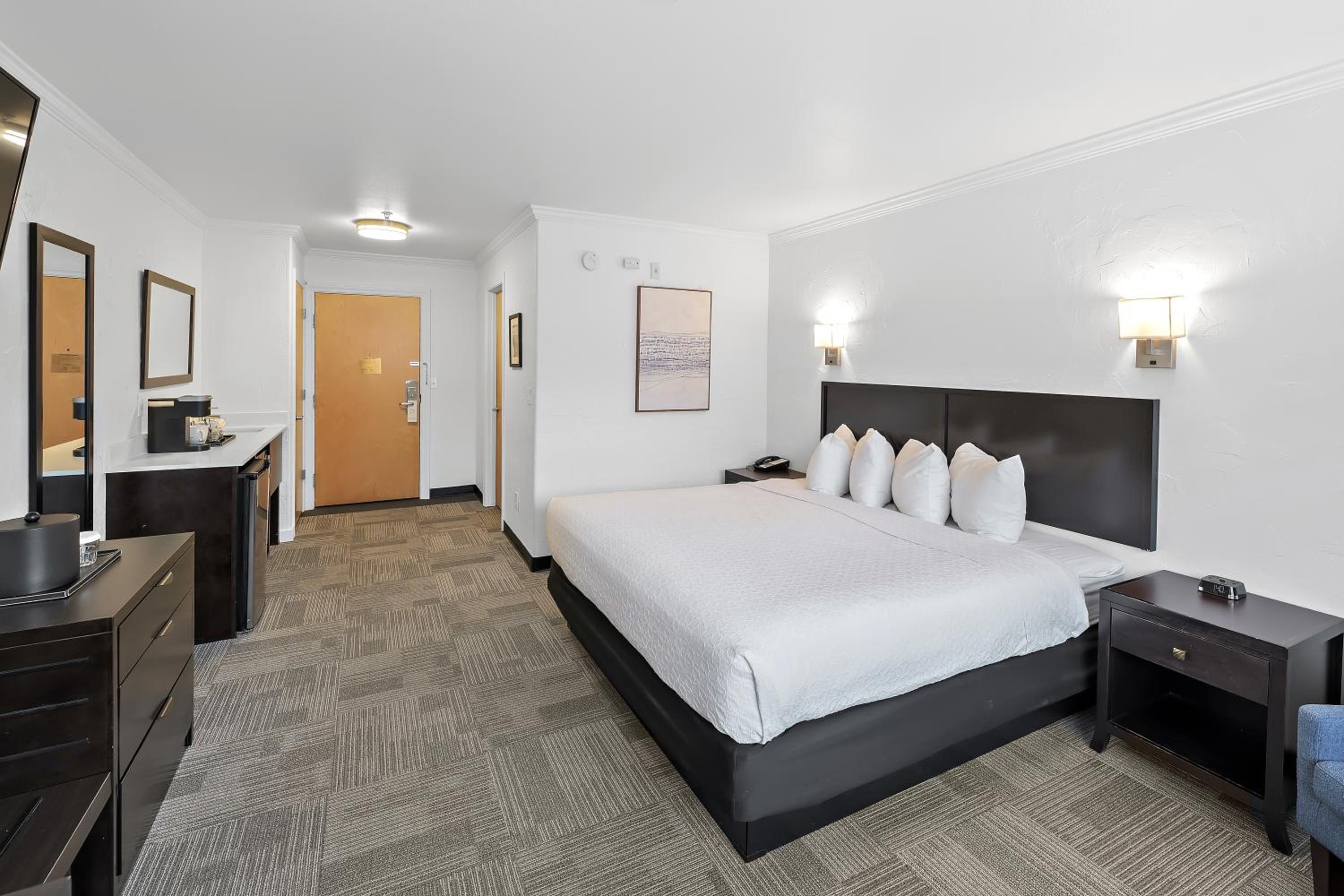 Deluxe King Room - Non-Smoking - Photo 4