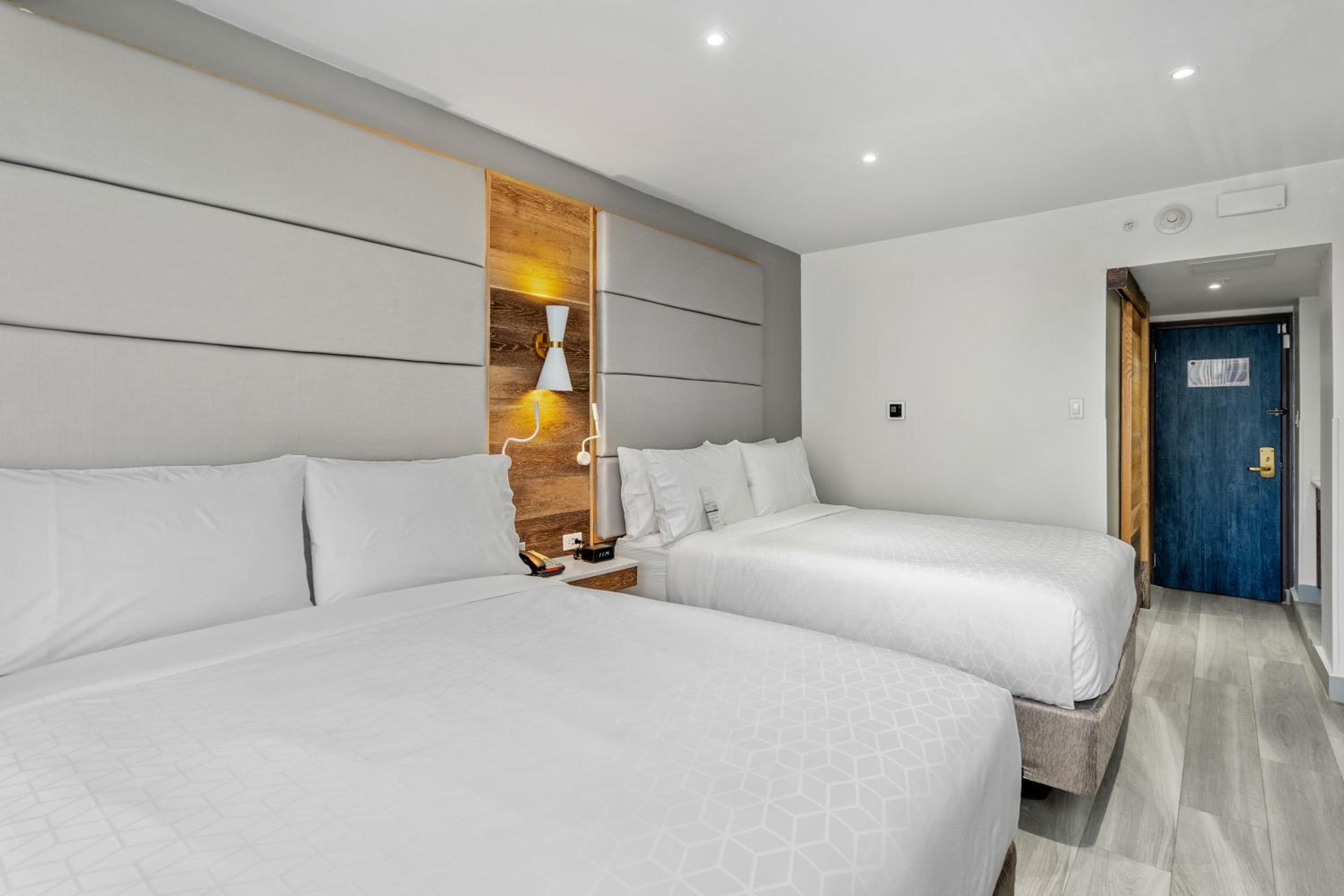 Standard Room with Two Queen Beds photo 2