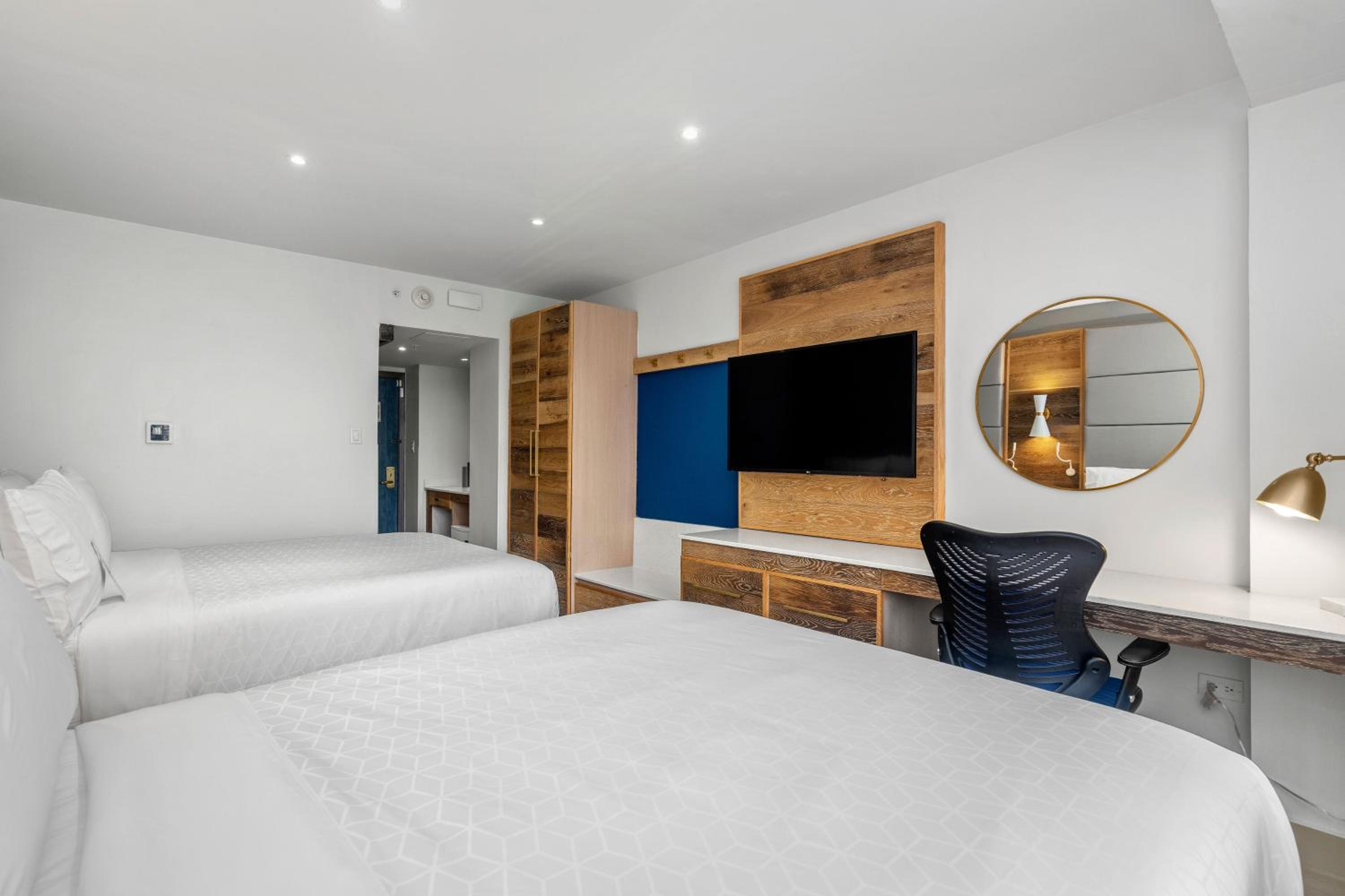 Standard Room with Two Queen Beds photo 3