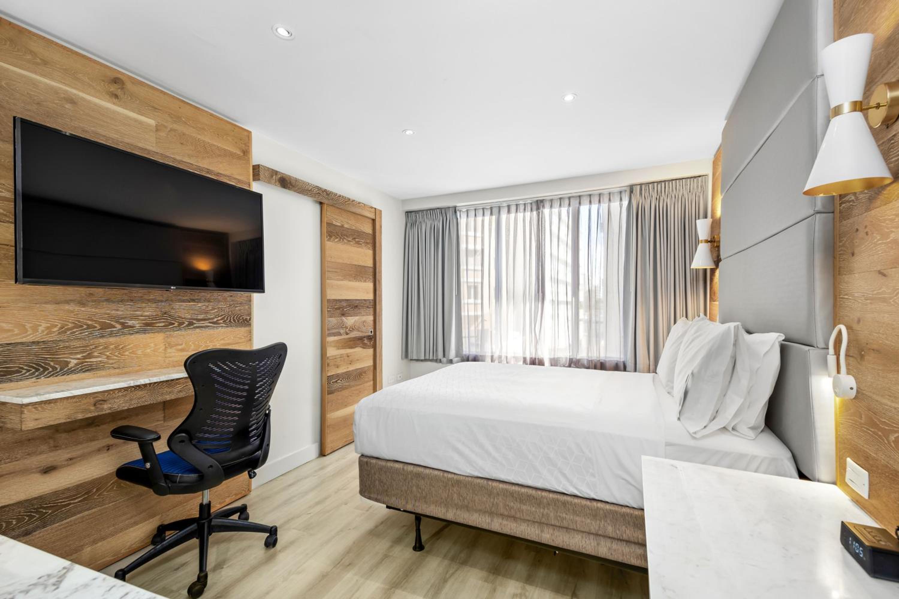 Standard Queen Room