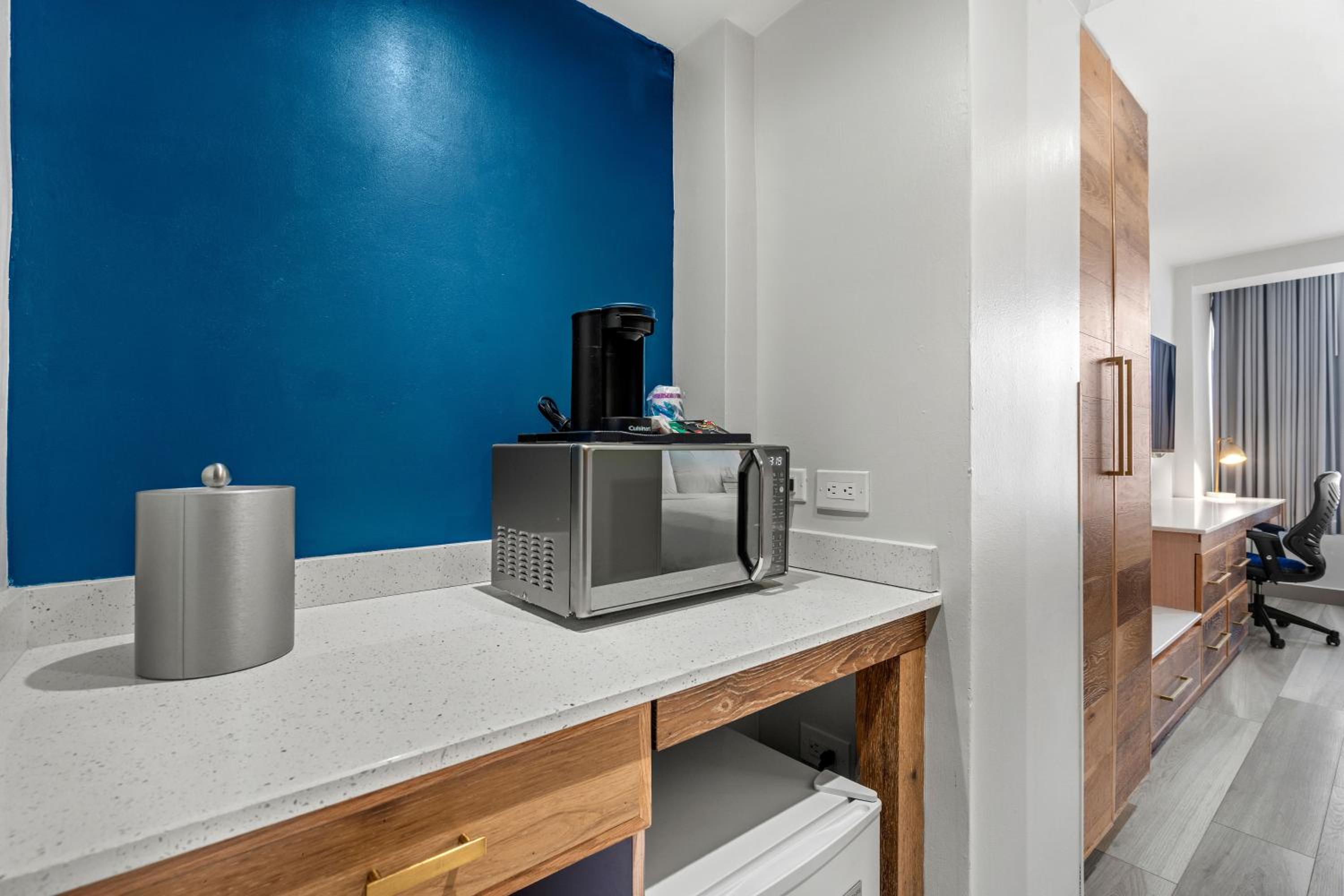 Standard King Room - Accessible photo 2