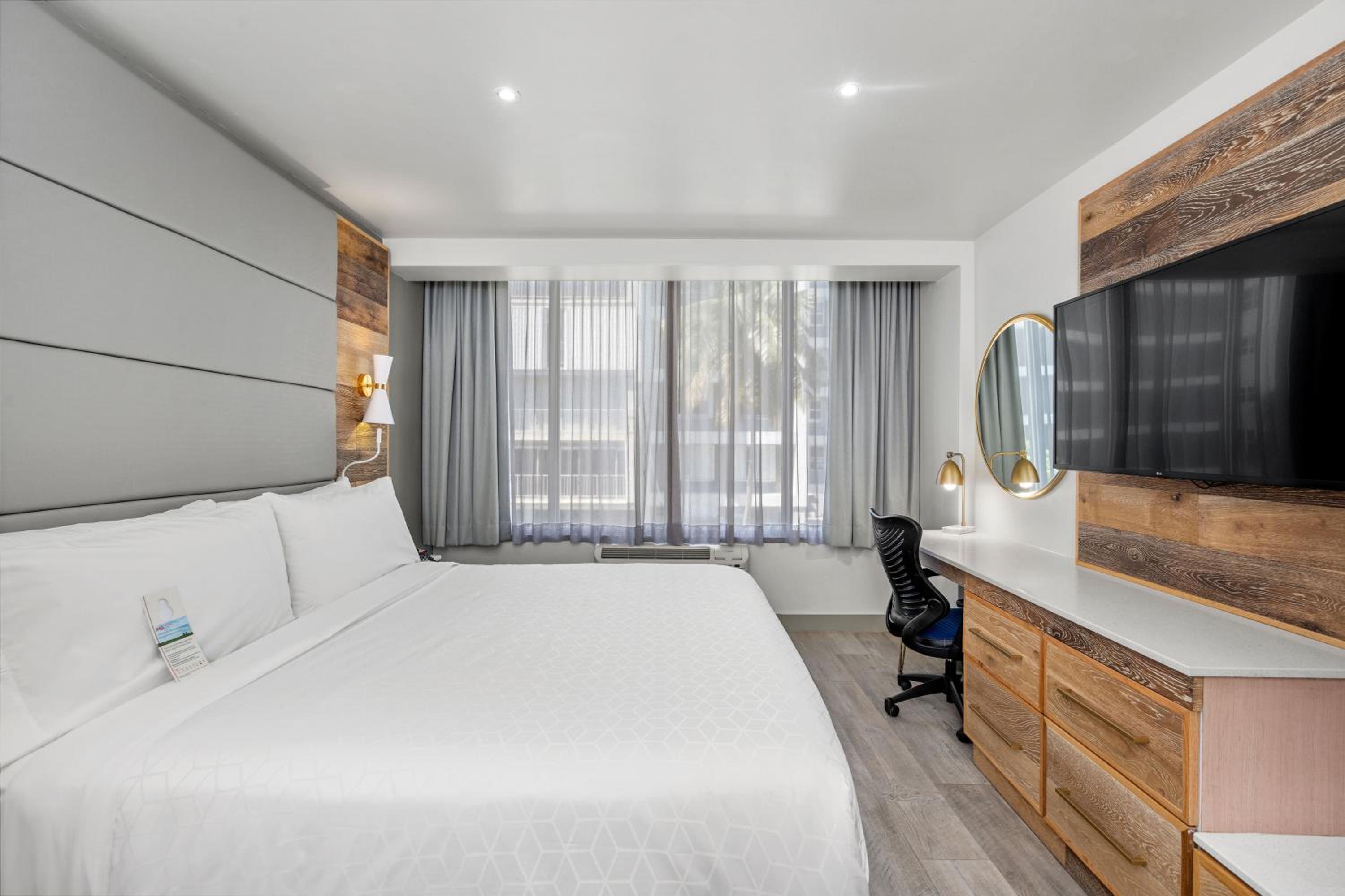 Standard King Room - Accessible photo 3