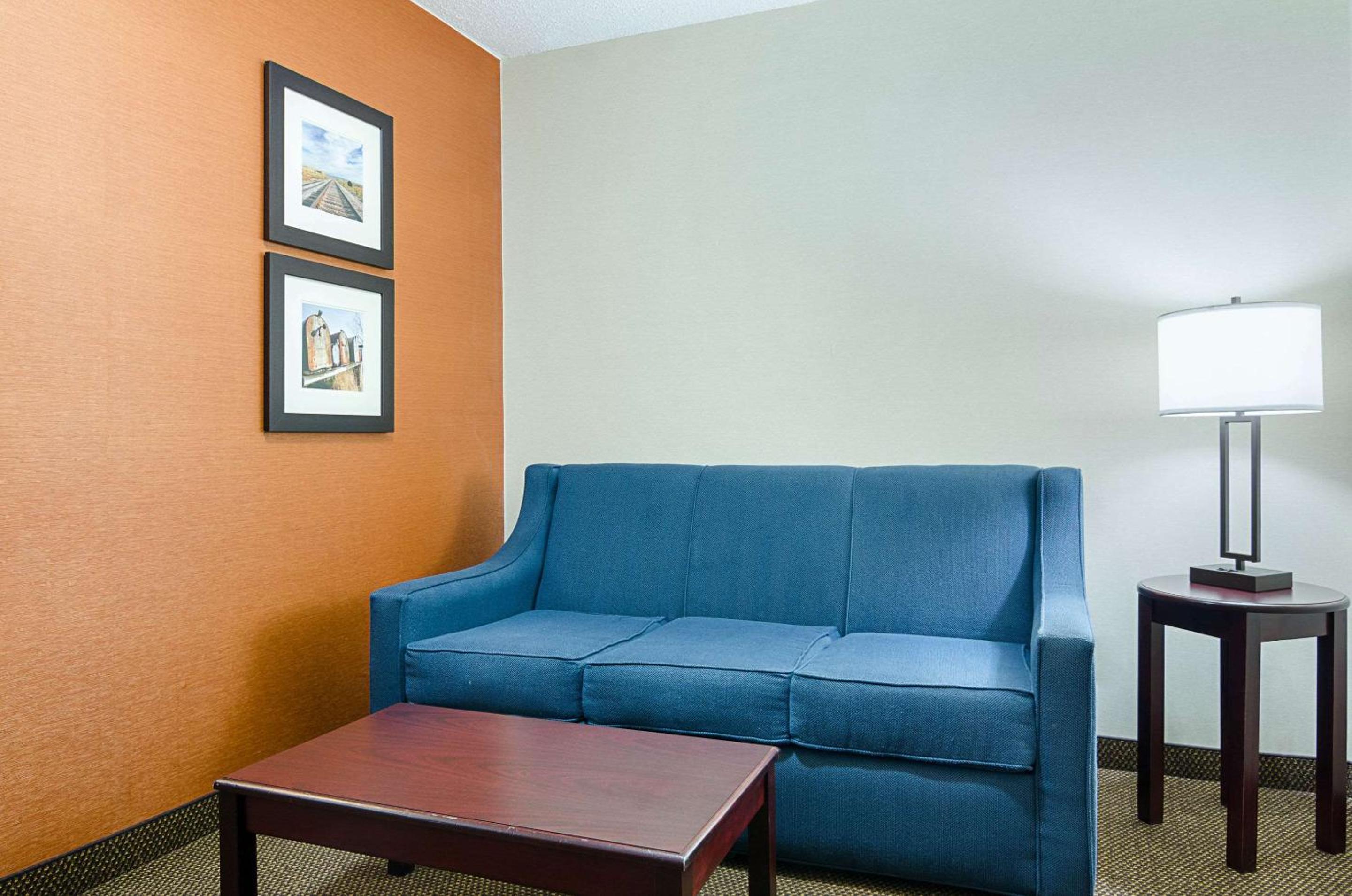 Executive Queen Suite with Sofa Bed - Non-Smoking - Photo 3