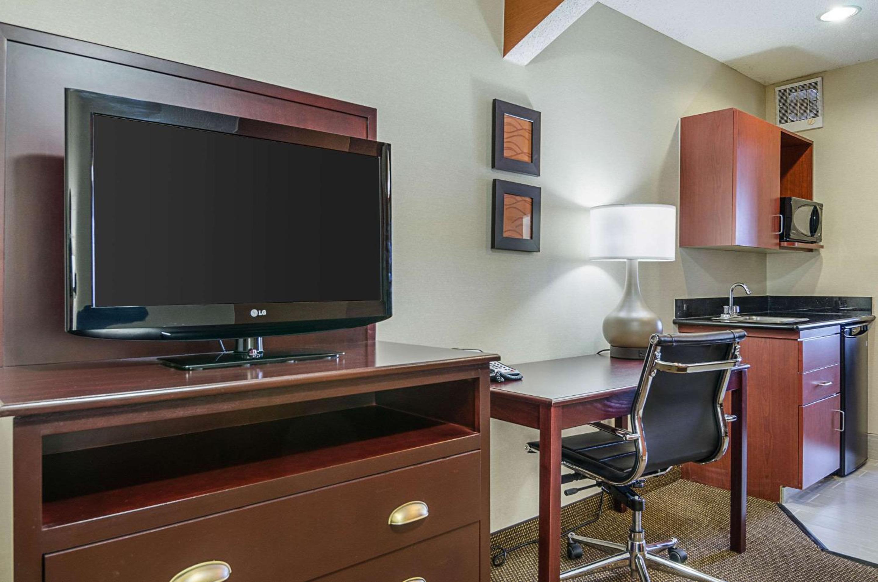 Executive Queen Suite with Sofa Bed - Non-Smoking - Photo 2