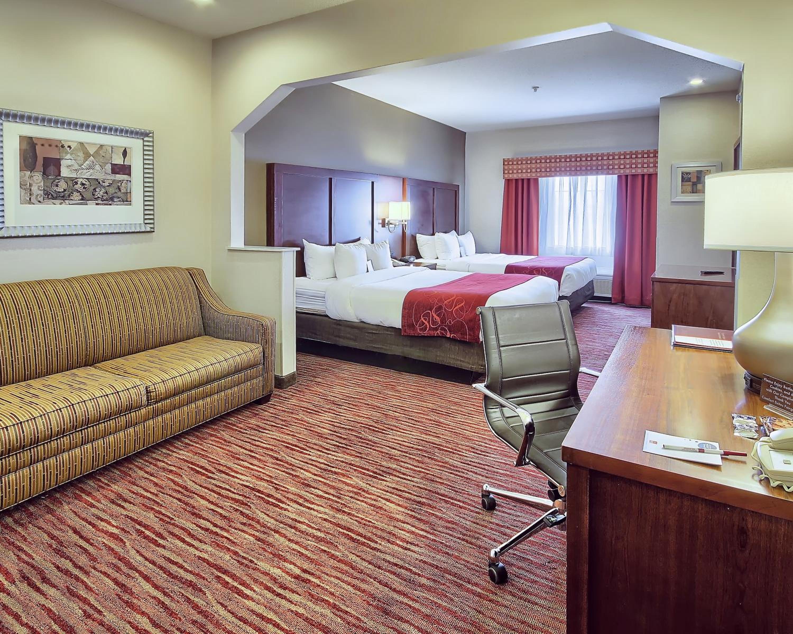 Queen Suite withTwo Queen Beds- Sofa Bed/Non Smoking - Photo 2