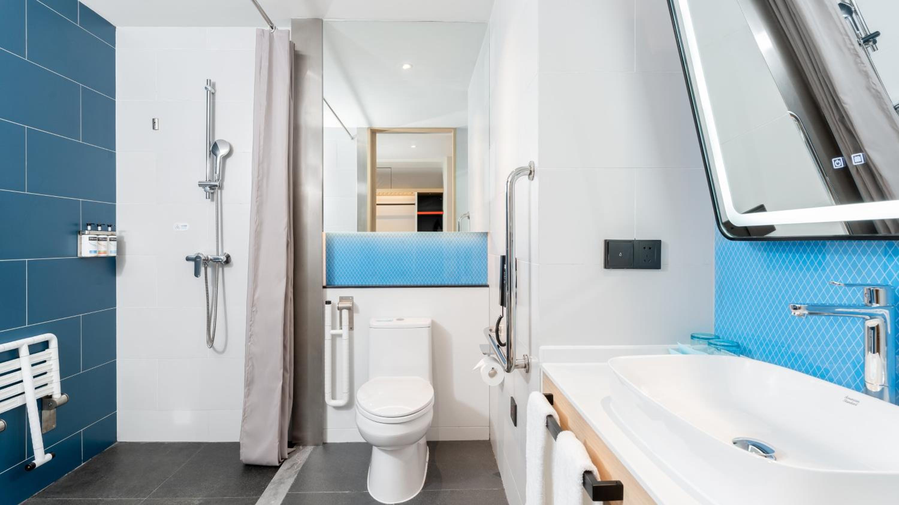 Double Room with Mobility Accessible Roll In Shower photo 3