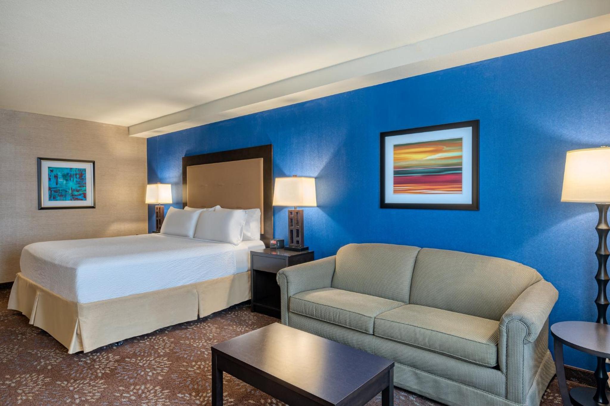 Premium King Room with Sofa Bed - Photo 1