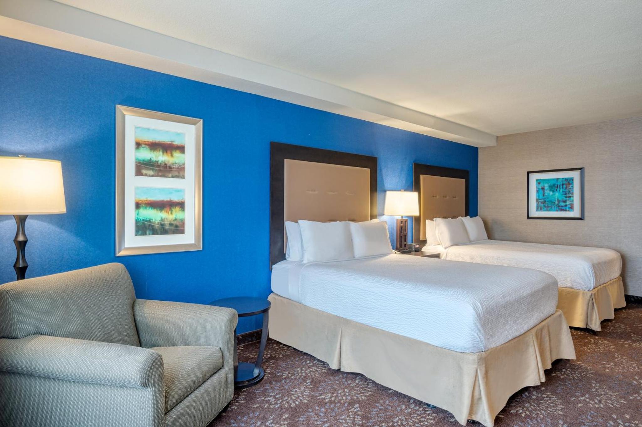 Premium Queen Room with Two Queen Beds - Photo 4