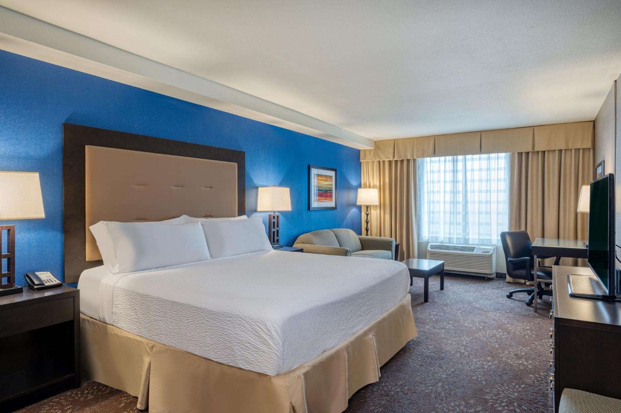 Premium King Room with Sofa Bed - Photo 3