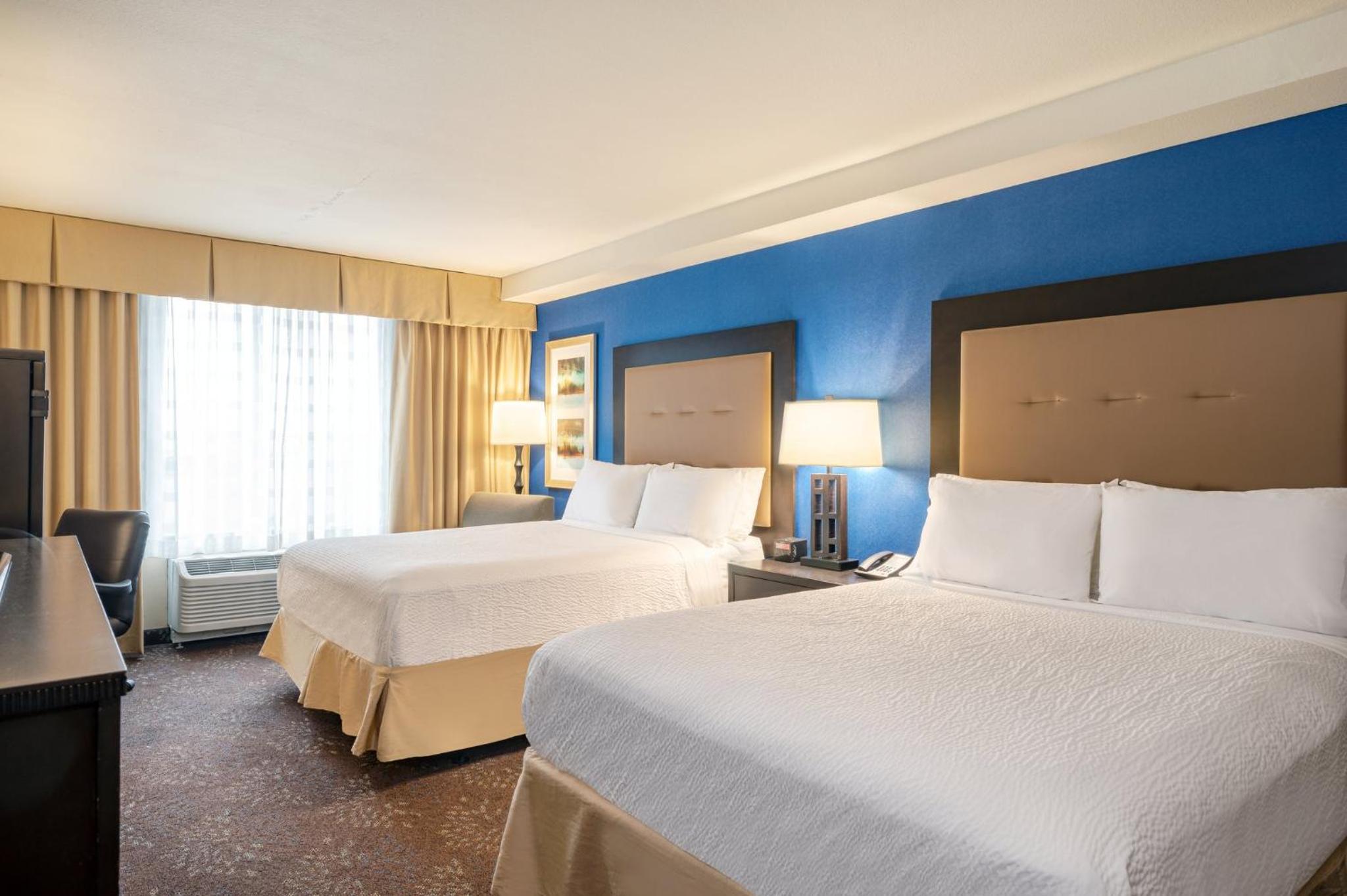 Standard Queen Room with Two Queen Beds and Mobility Accessible Tub - Photo 3