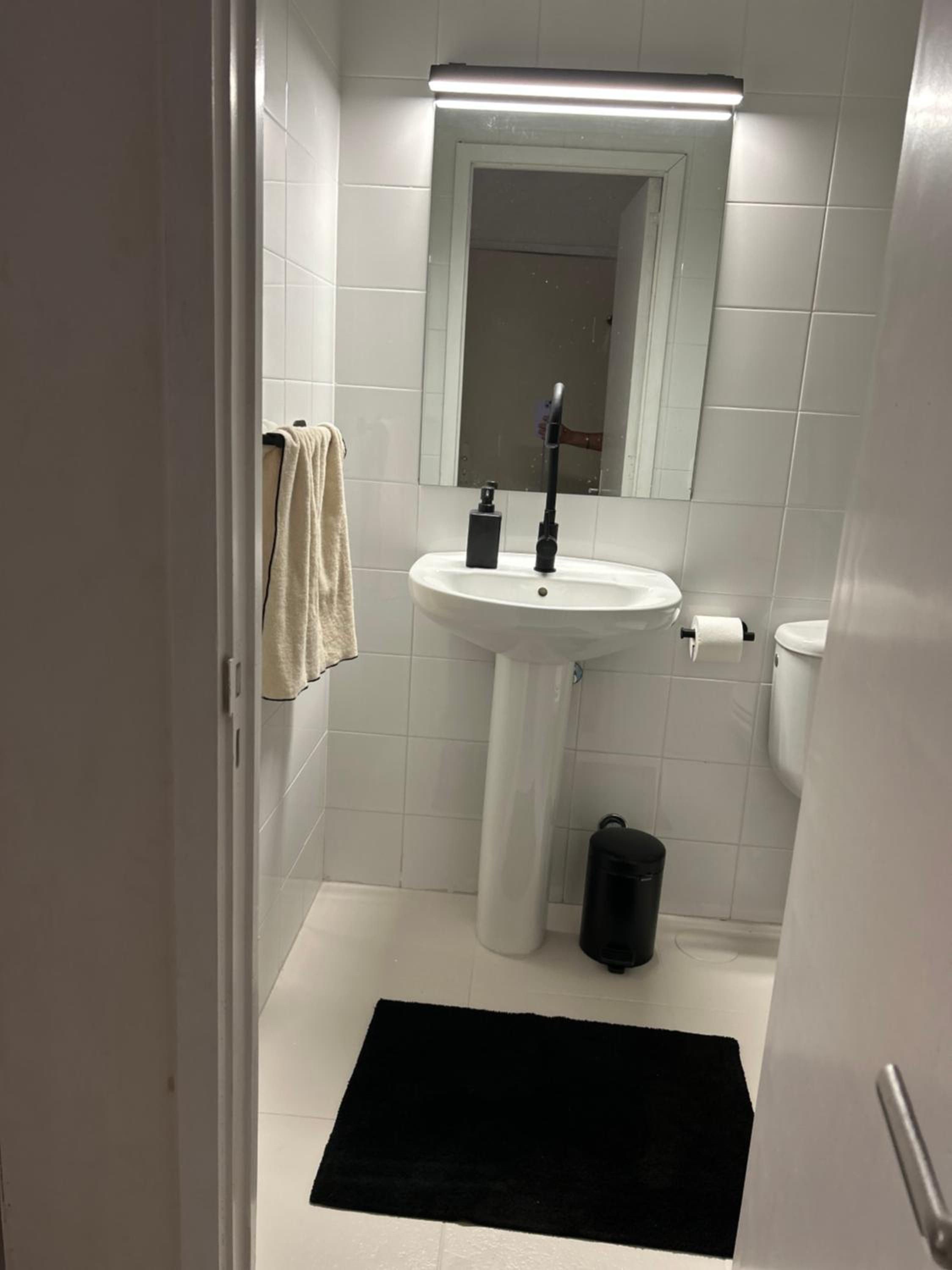 Single Room with Private Bathroom photo 2