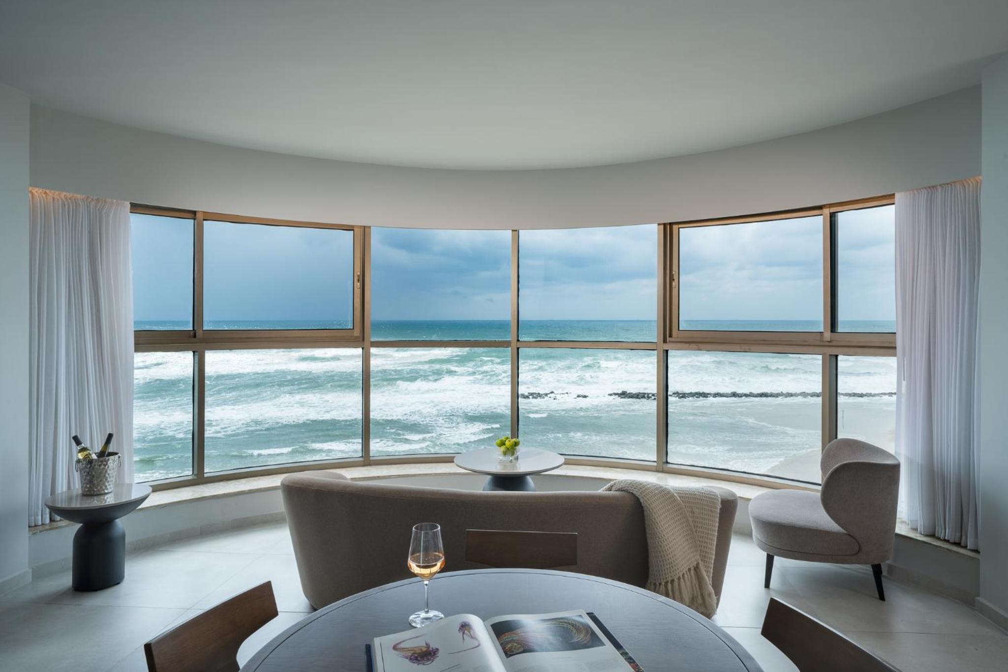 Honey Moon Suite thumbnail 5