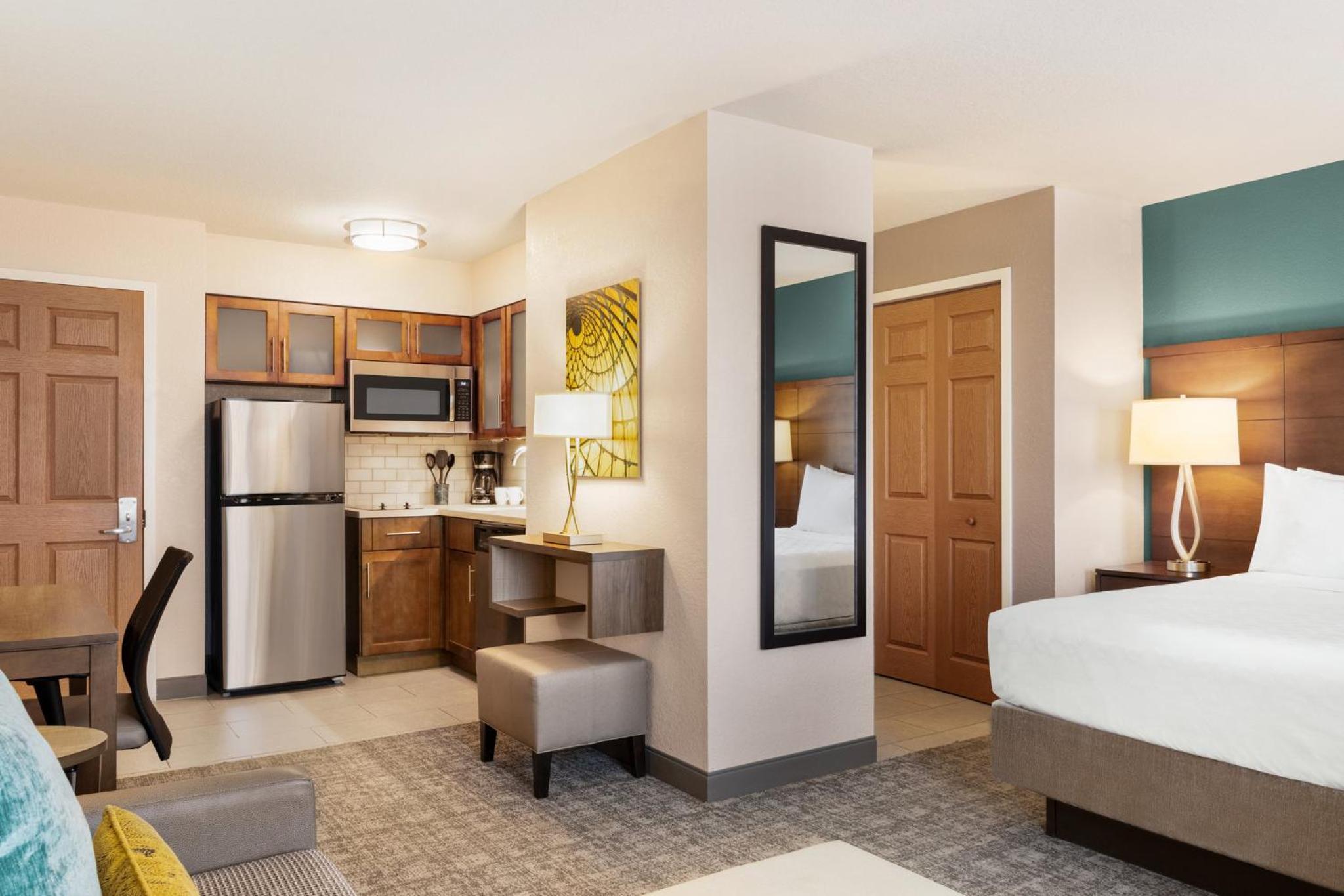 Queen Studio Suite - Photo 8