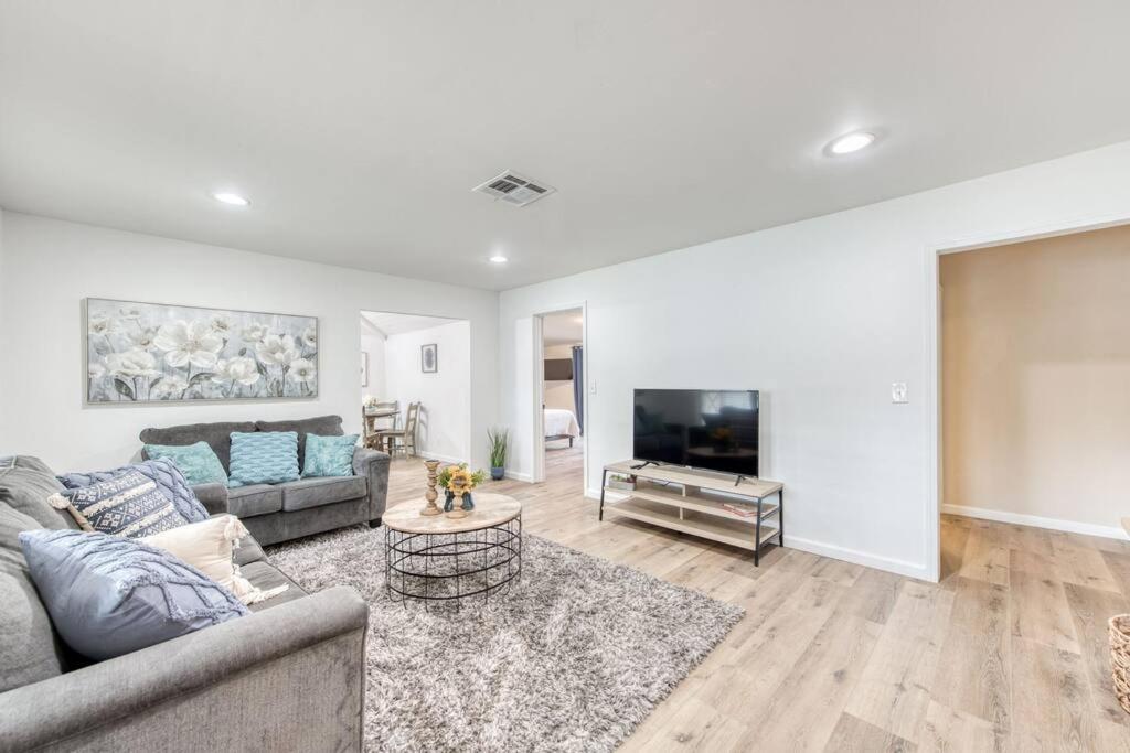 Three-Bedroom House photo 3