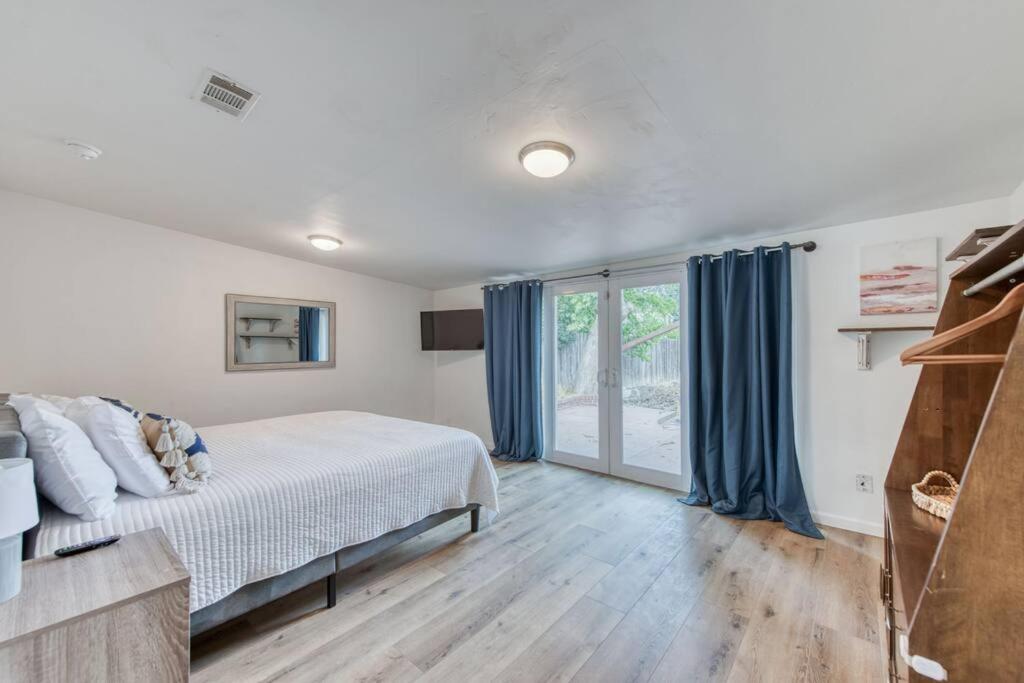 Three-Bedroom House photo 2