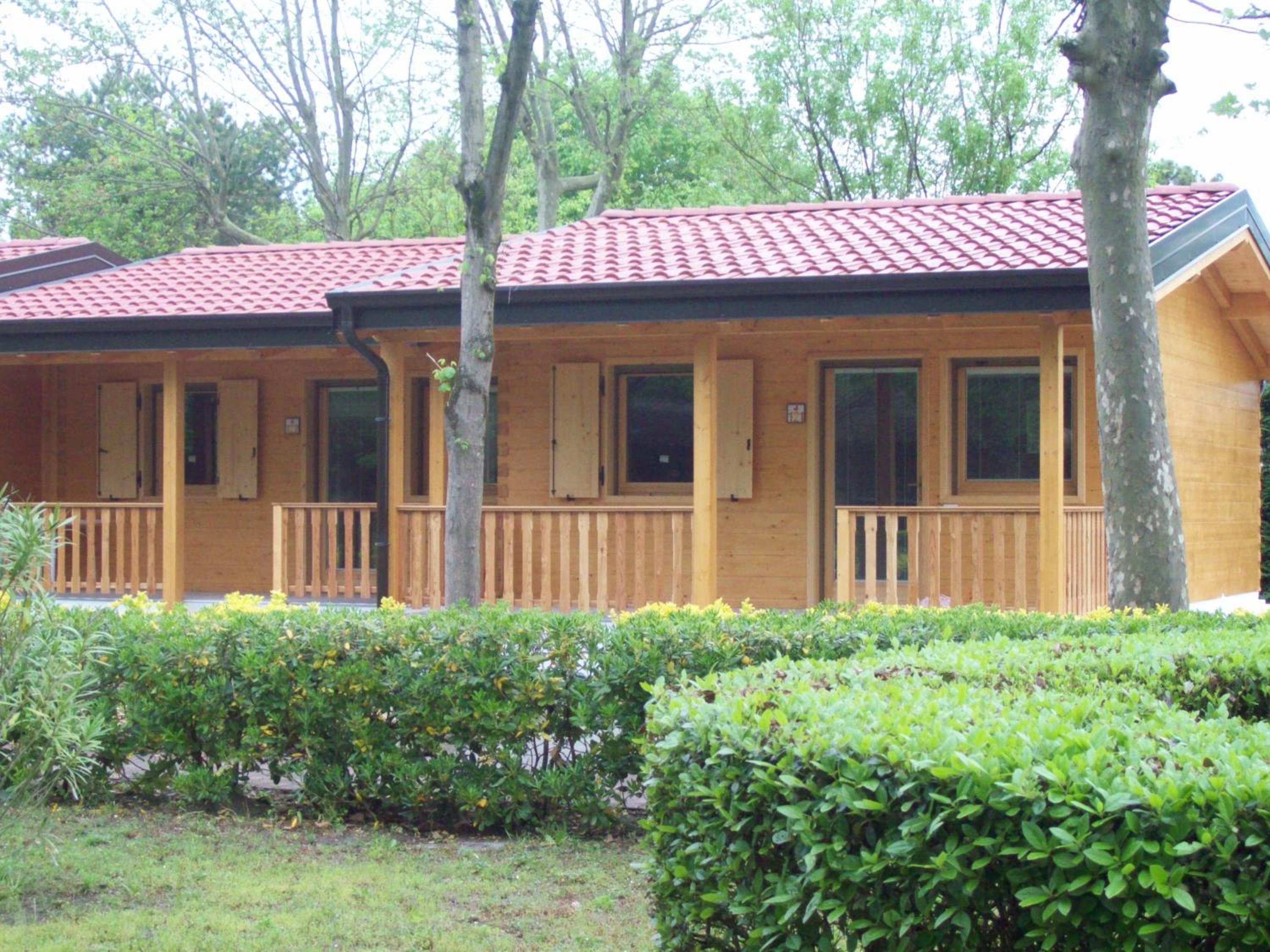 Deluxe Two-Bedroom Bungalow photo 2