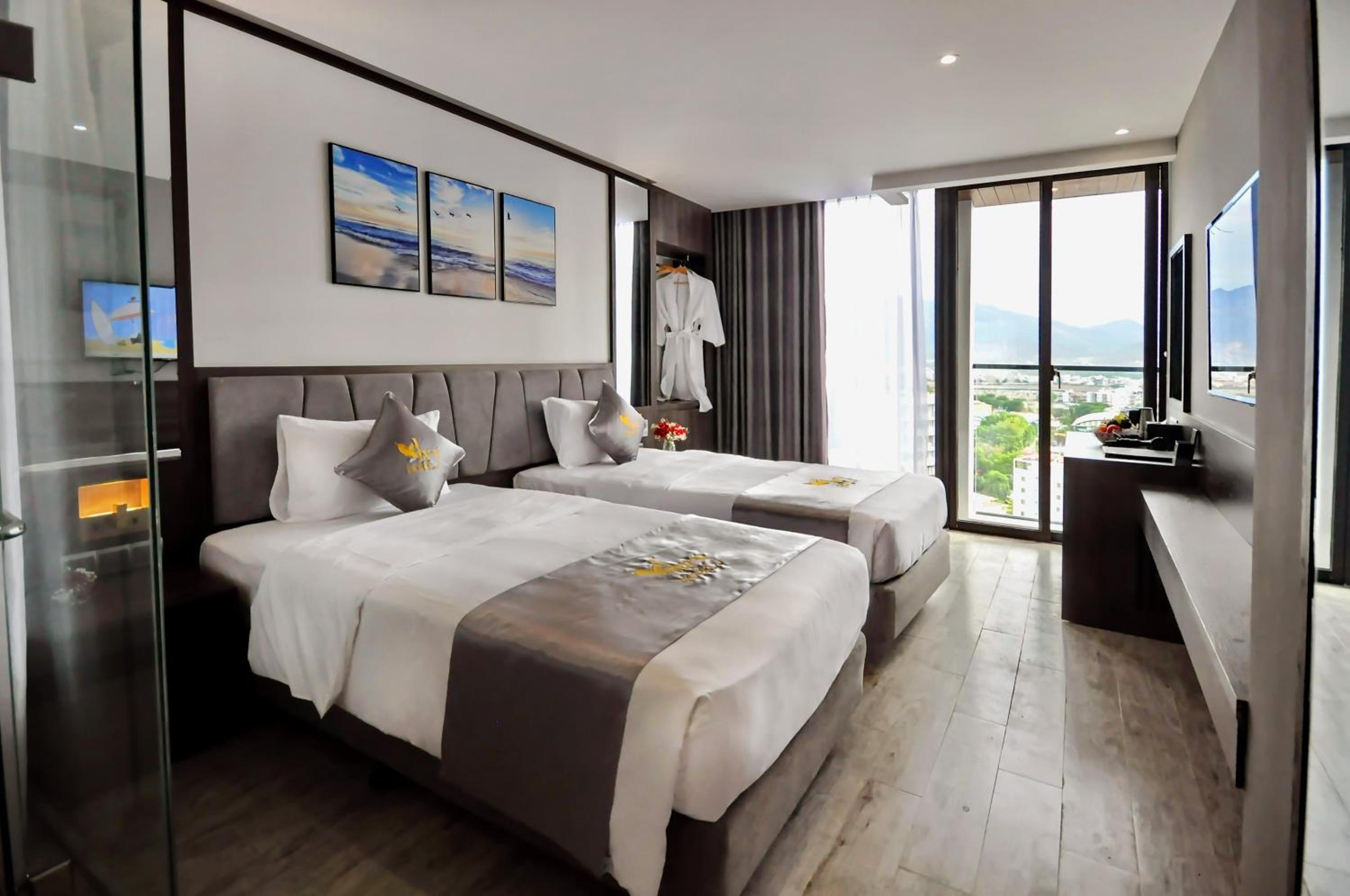 Deluxe Double or Twin Room with City View - Photo 13