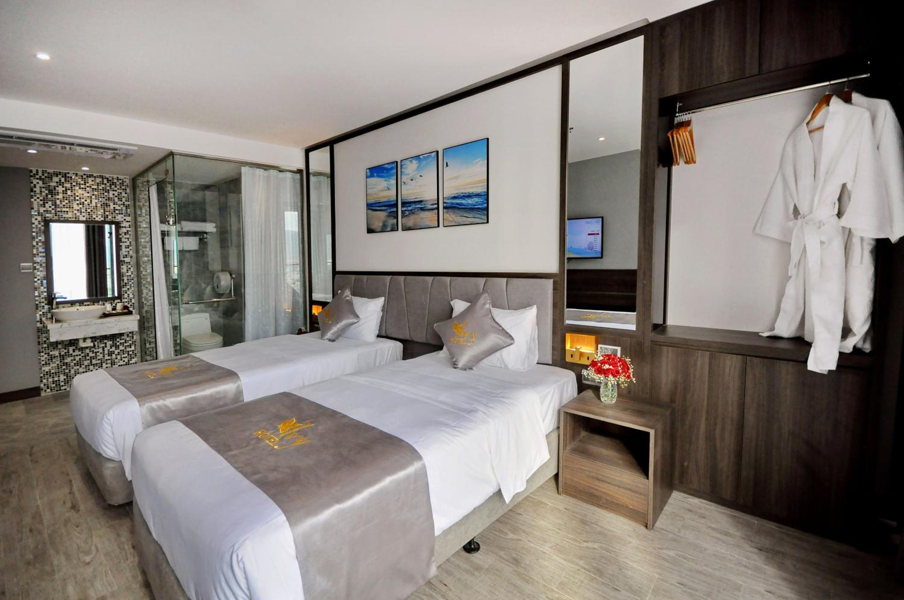 Deluxe Double or Twin Room with City View - Photo 14