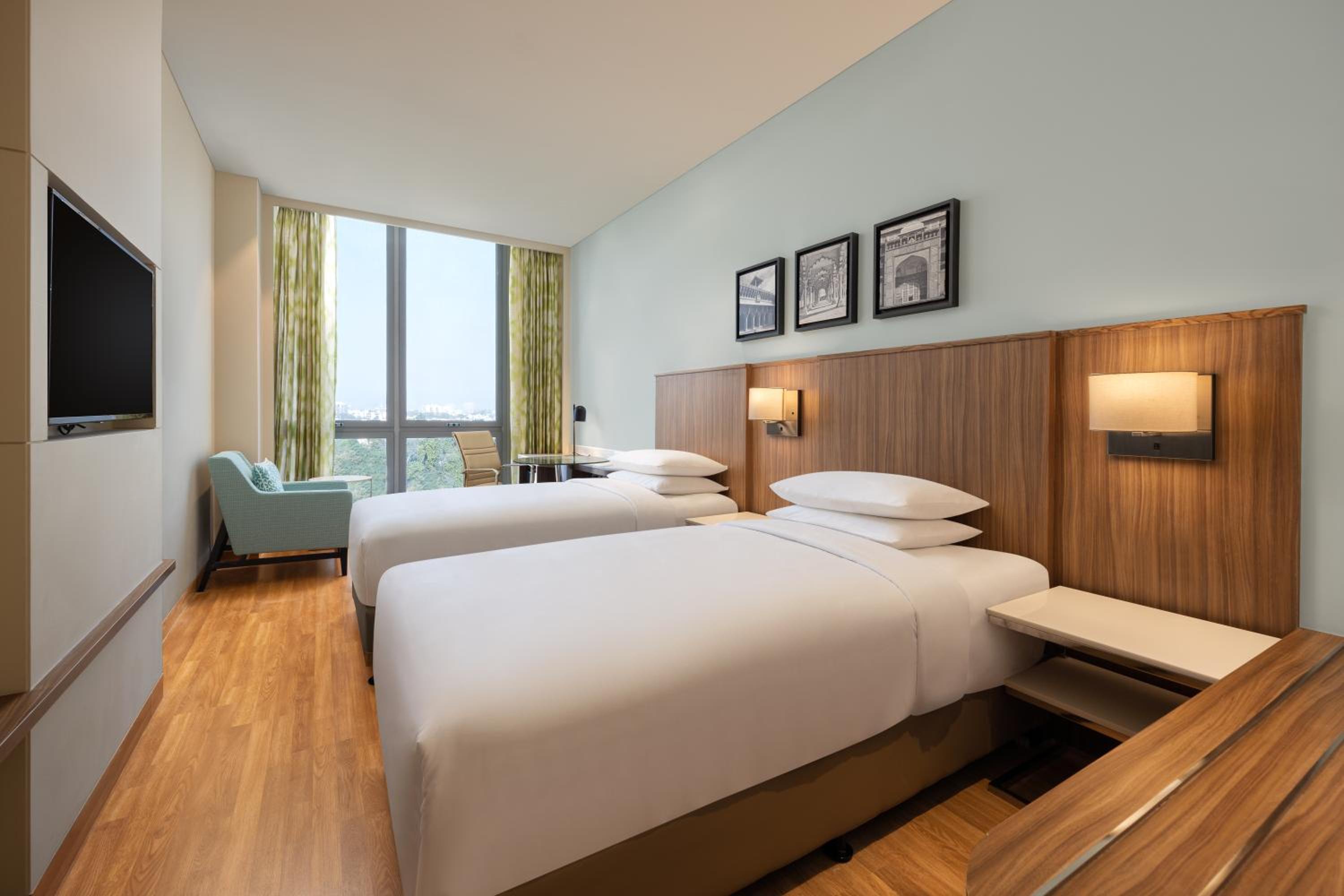 Deluxe Twin Room with City View, 20% Discount on Food & Soft Beverages and Laundry - Photo 1