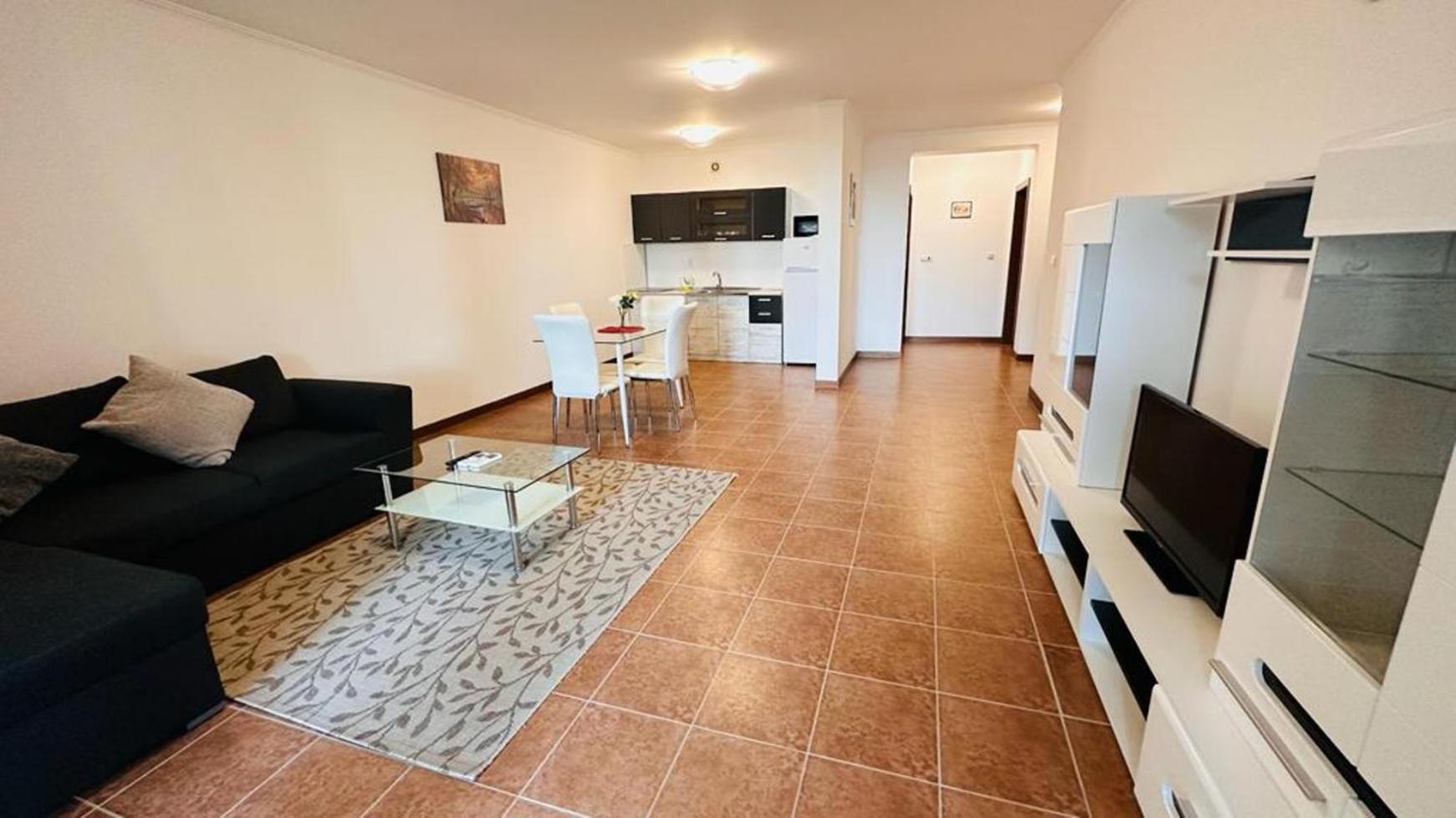 One-Bedroom Apartment photo 1