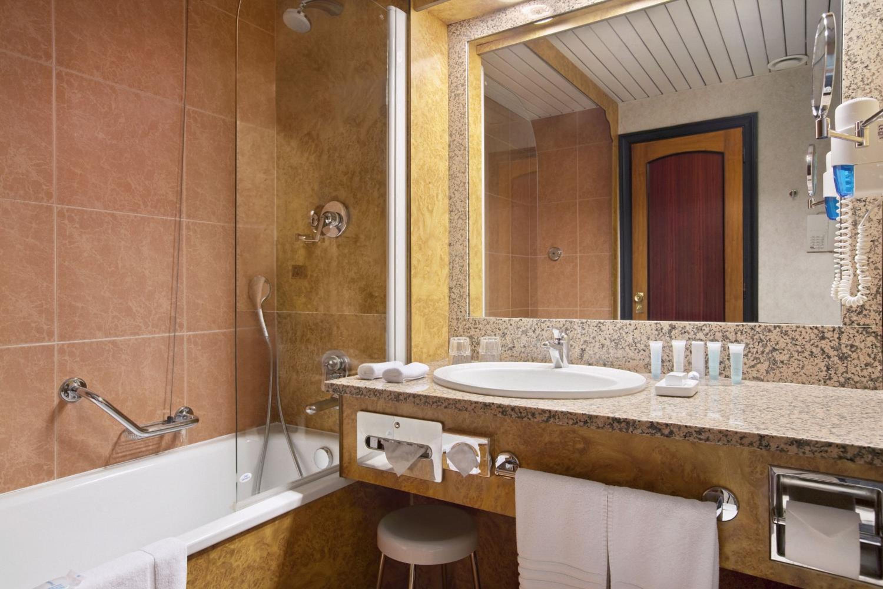 Superior Queen Room with Two Queen Beds, Balcony and Sea View - Low Floor - Photo 2
