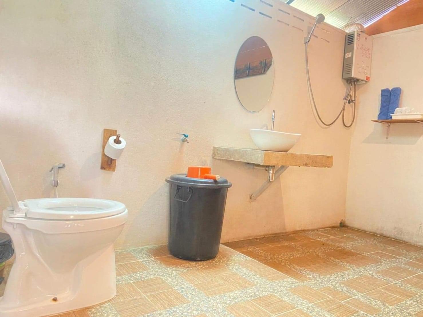 Double Room with Private Bathroom - Photo 9