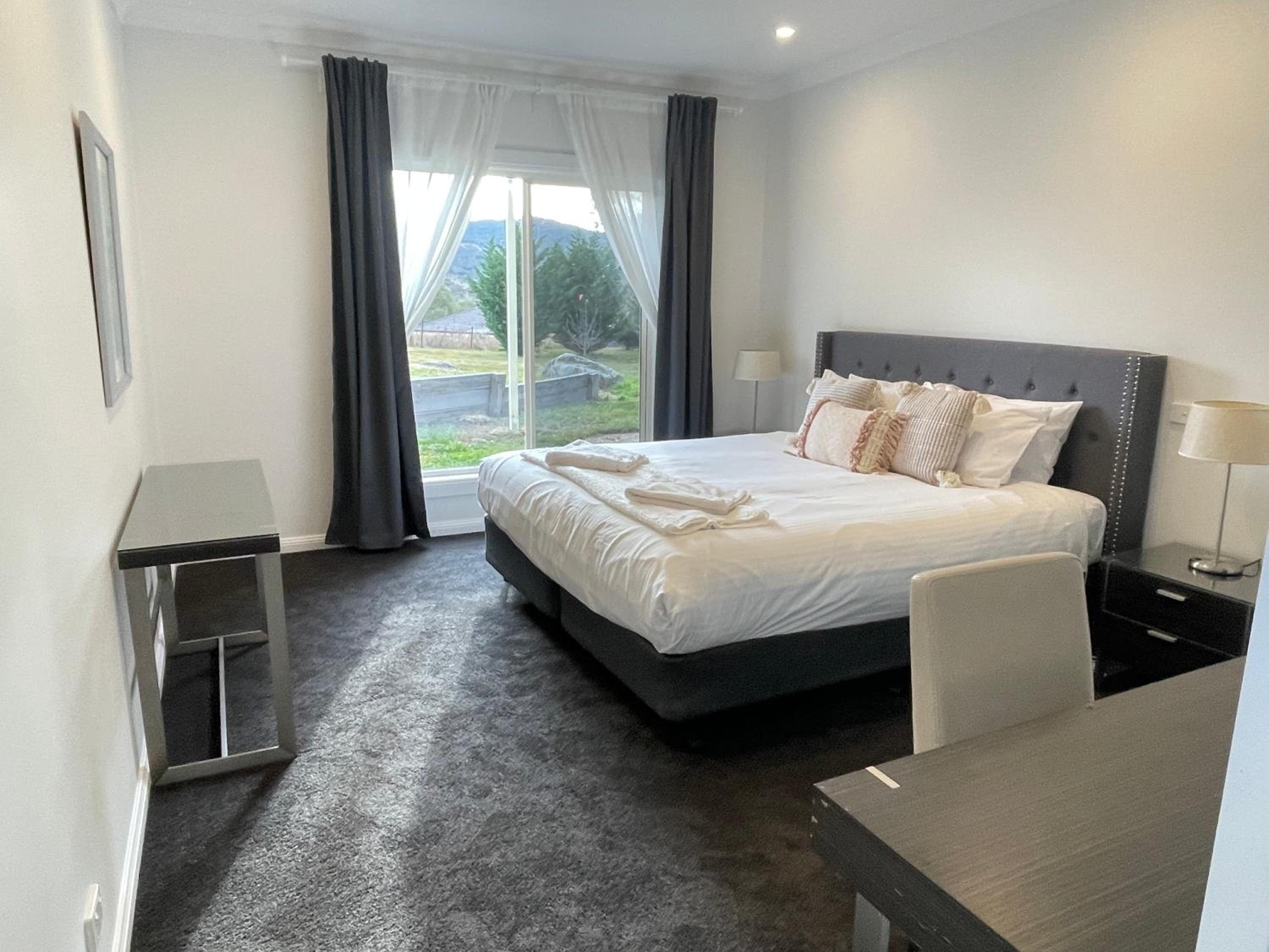 Five-Bedroom House photo 1