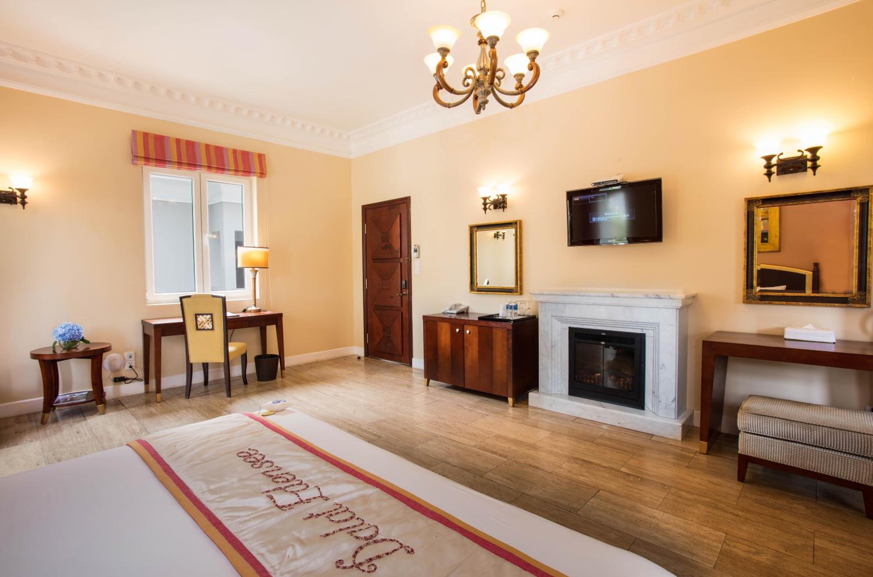 Luxury Double or Twin Room with Partial Lake View - Photo 6