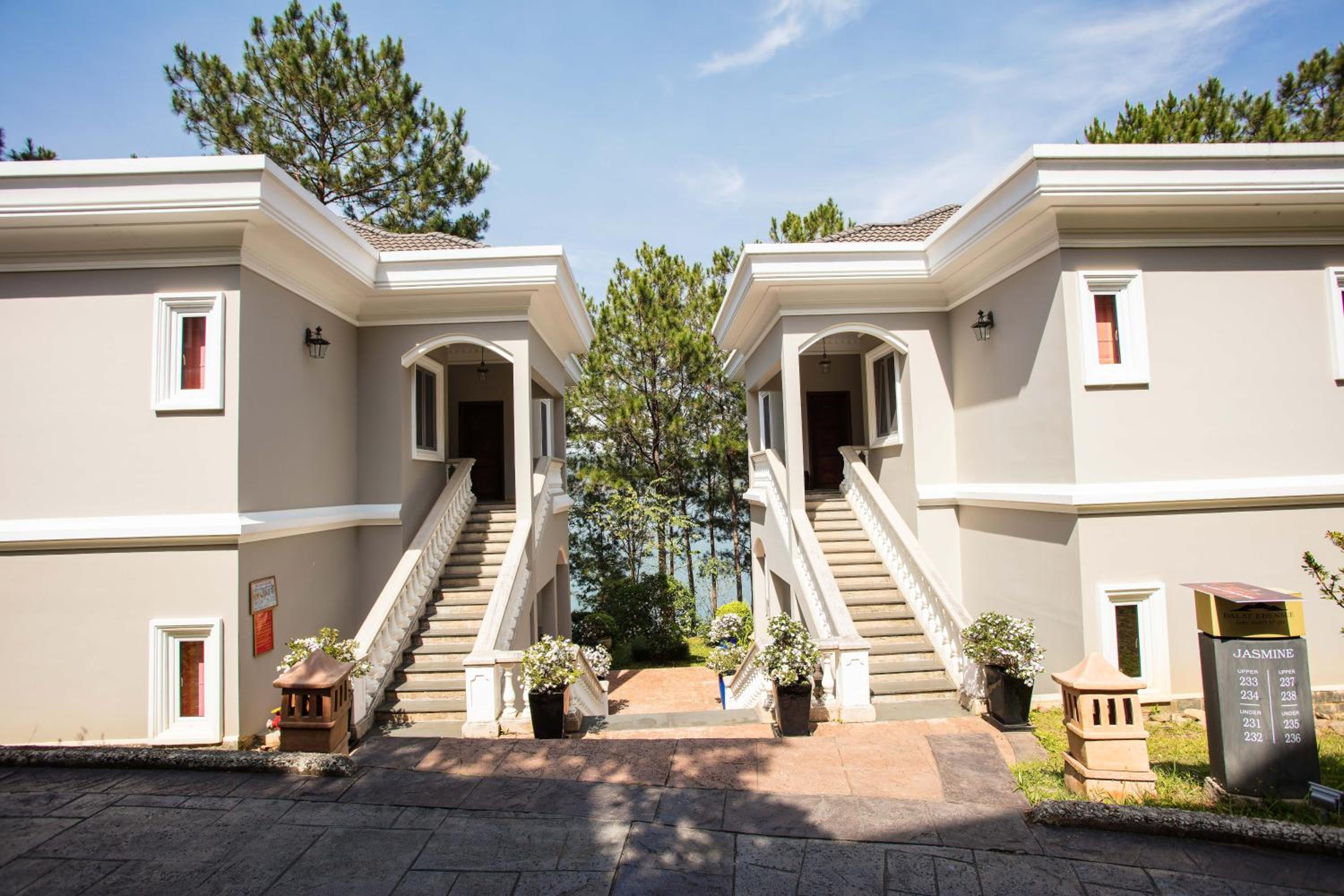 Luxury Double or Twin Room with Partial Lake View - Photo 9