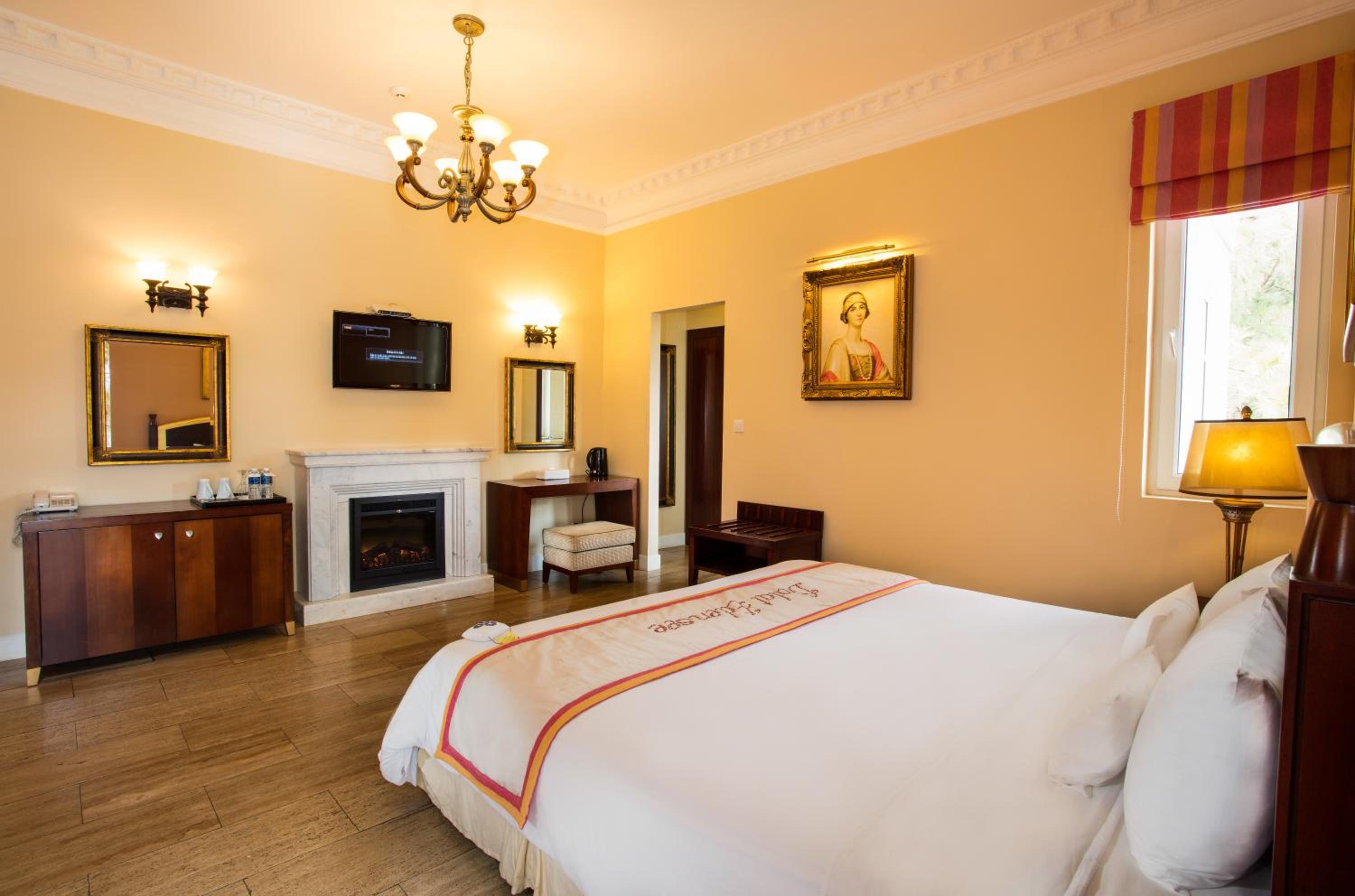 Luxury Double or Twin Room with Partial Lake View - Photo 5