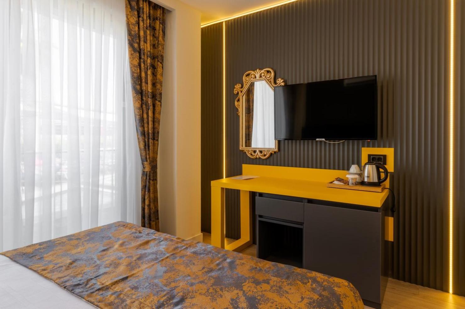 Deluxe Quadruple Room thumbnail 6