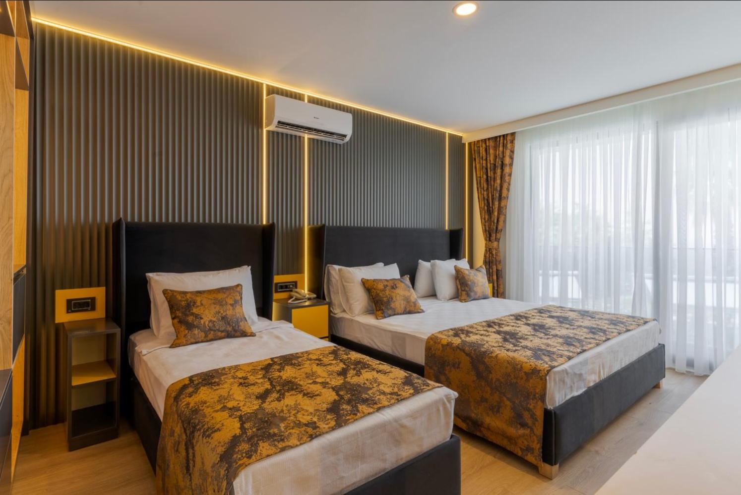 Deluxe Suite with Sea View thumbnail 5