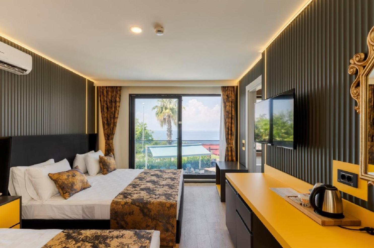 Deluxe Suite with Sea View thumbnail 6