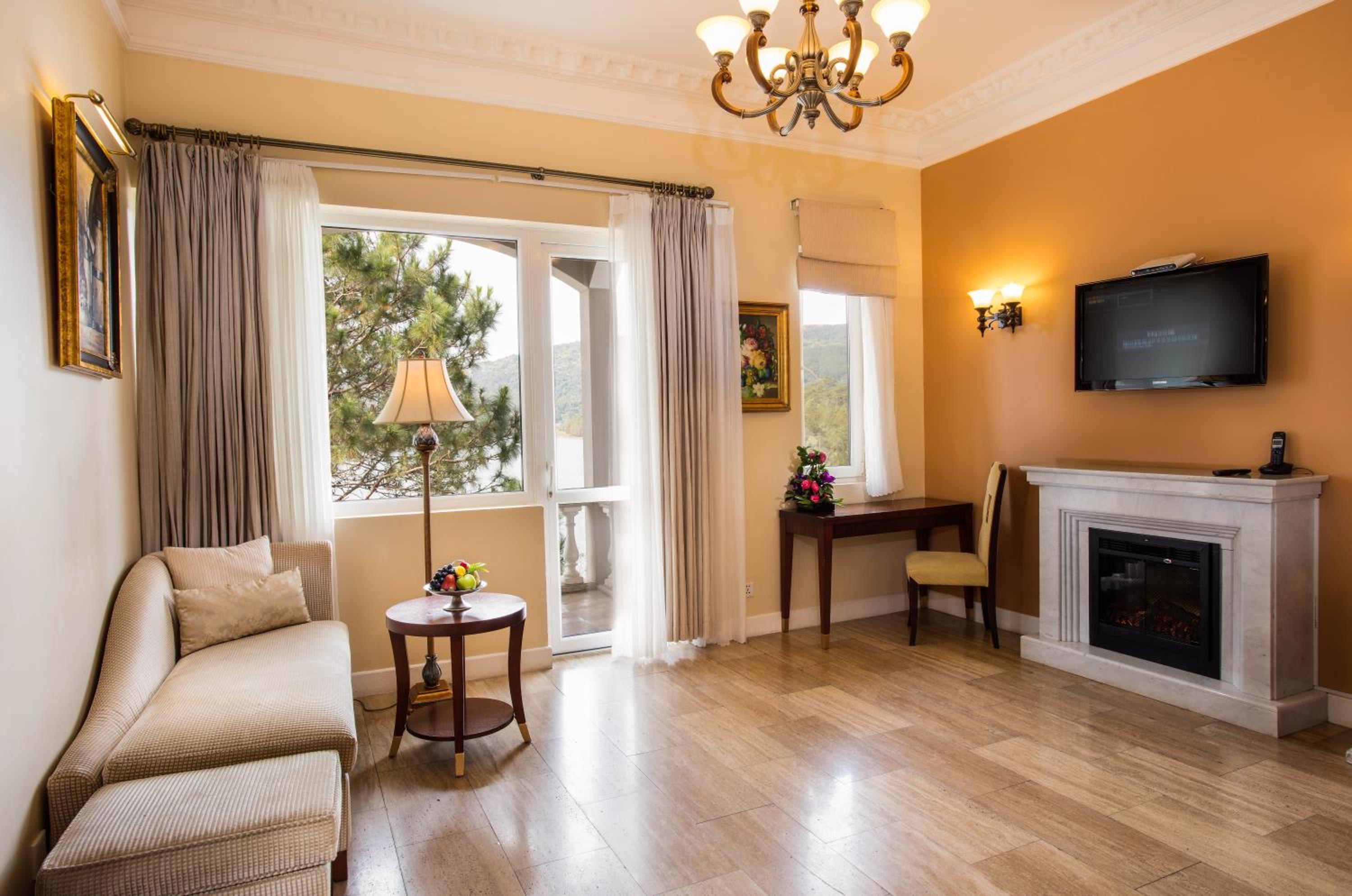 Junior Suite with Lake View - Photo 8