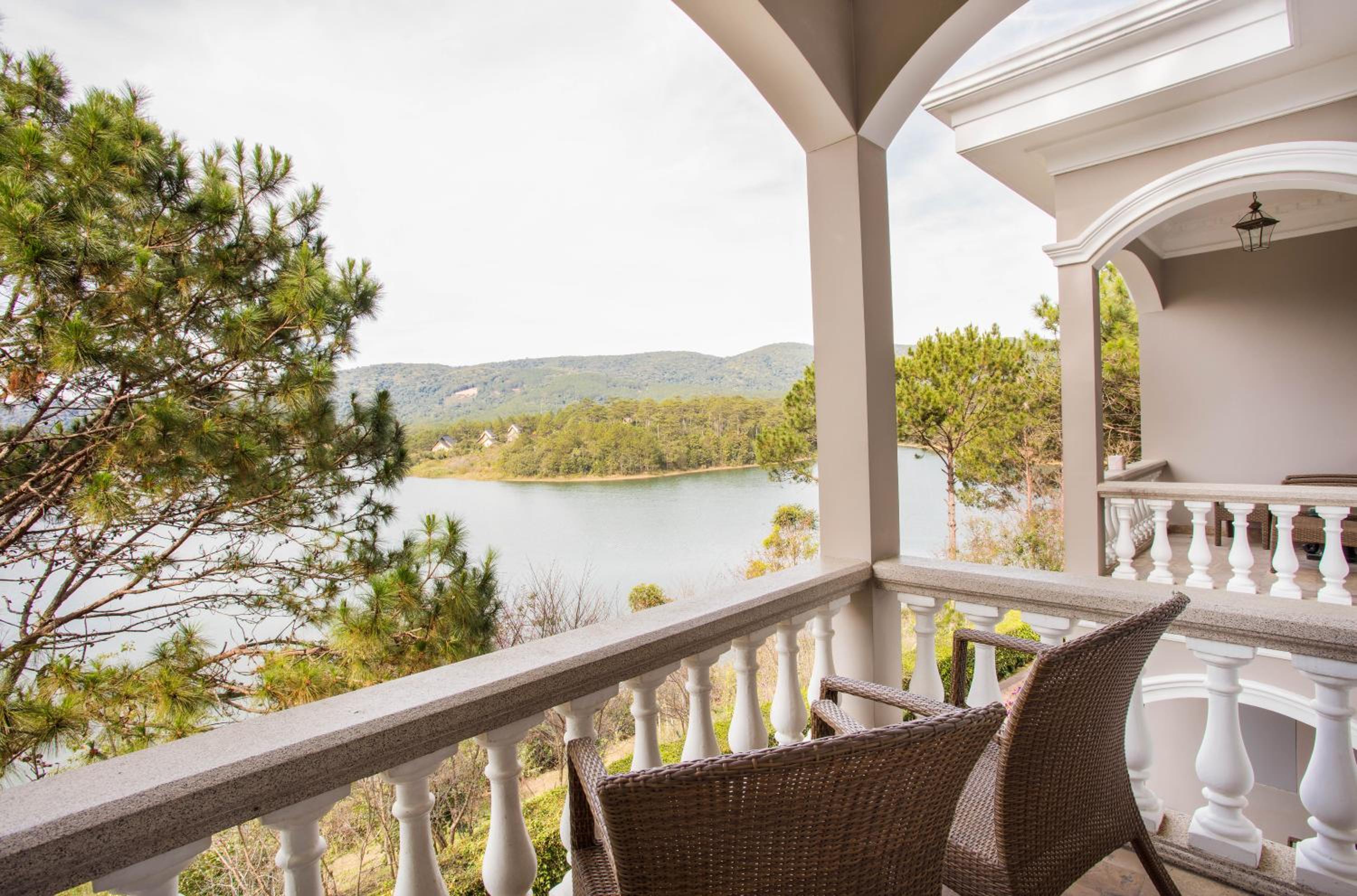 Junior Suite with Lake View - Photo 3