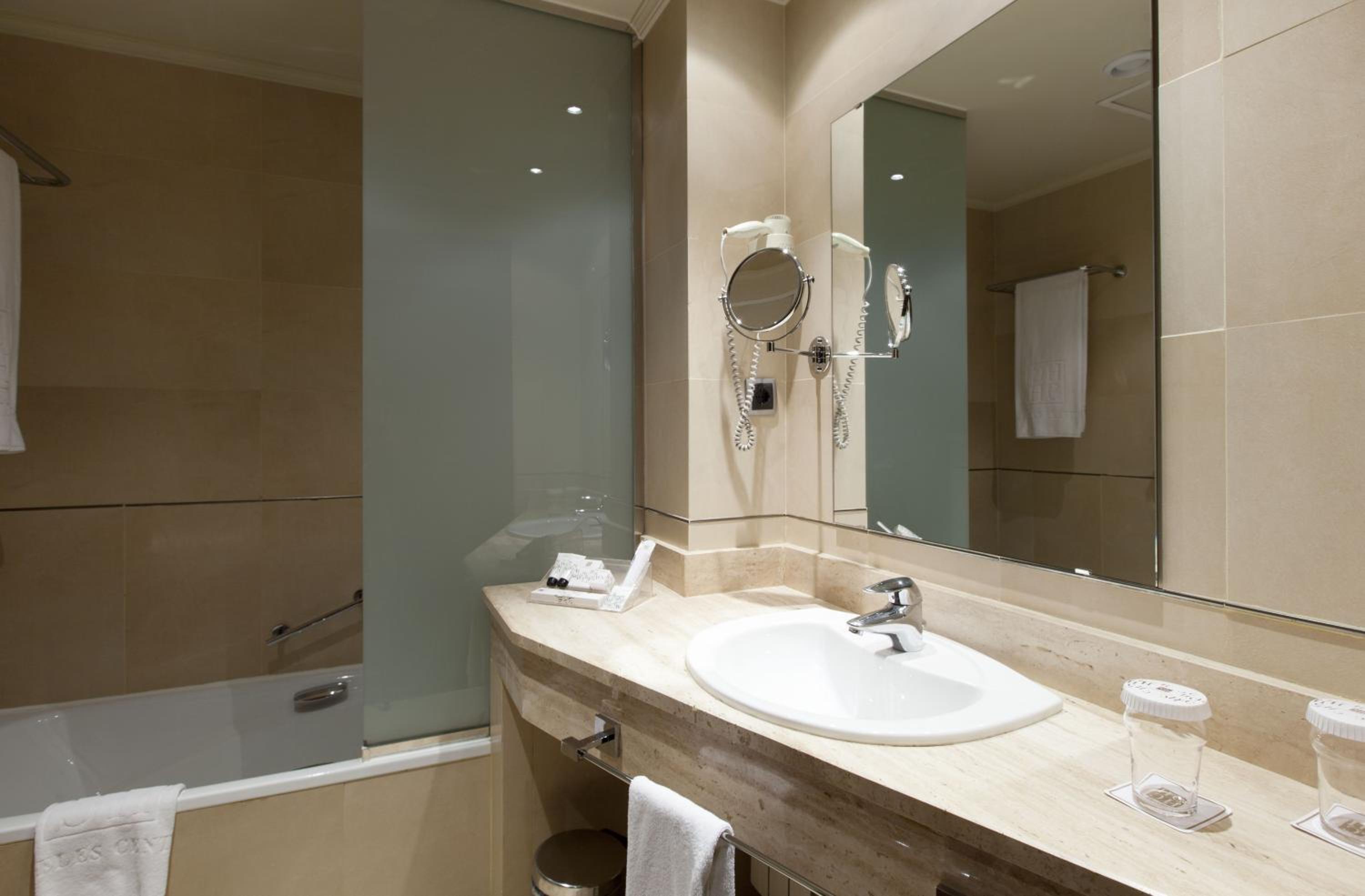 Double or Twin Room - Photo 5