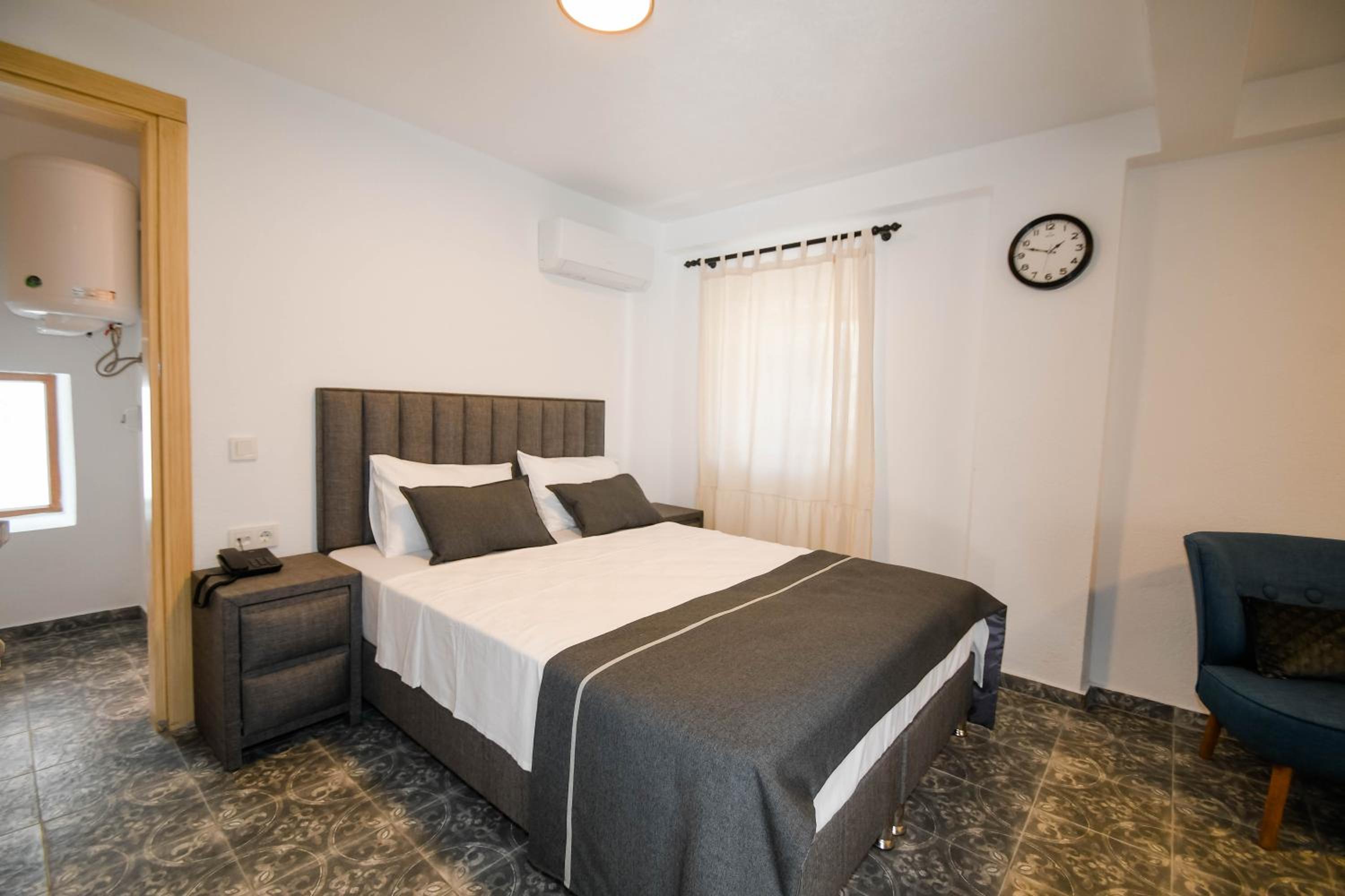 Double Room - Photo 9