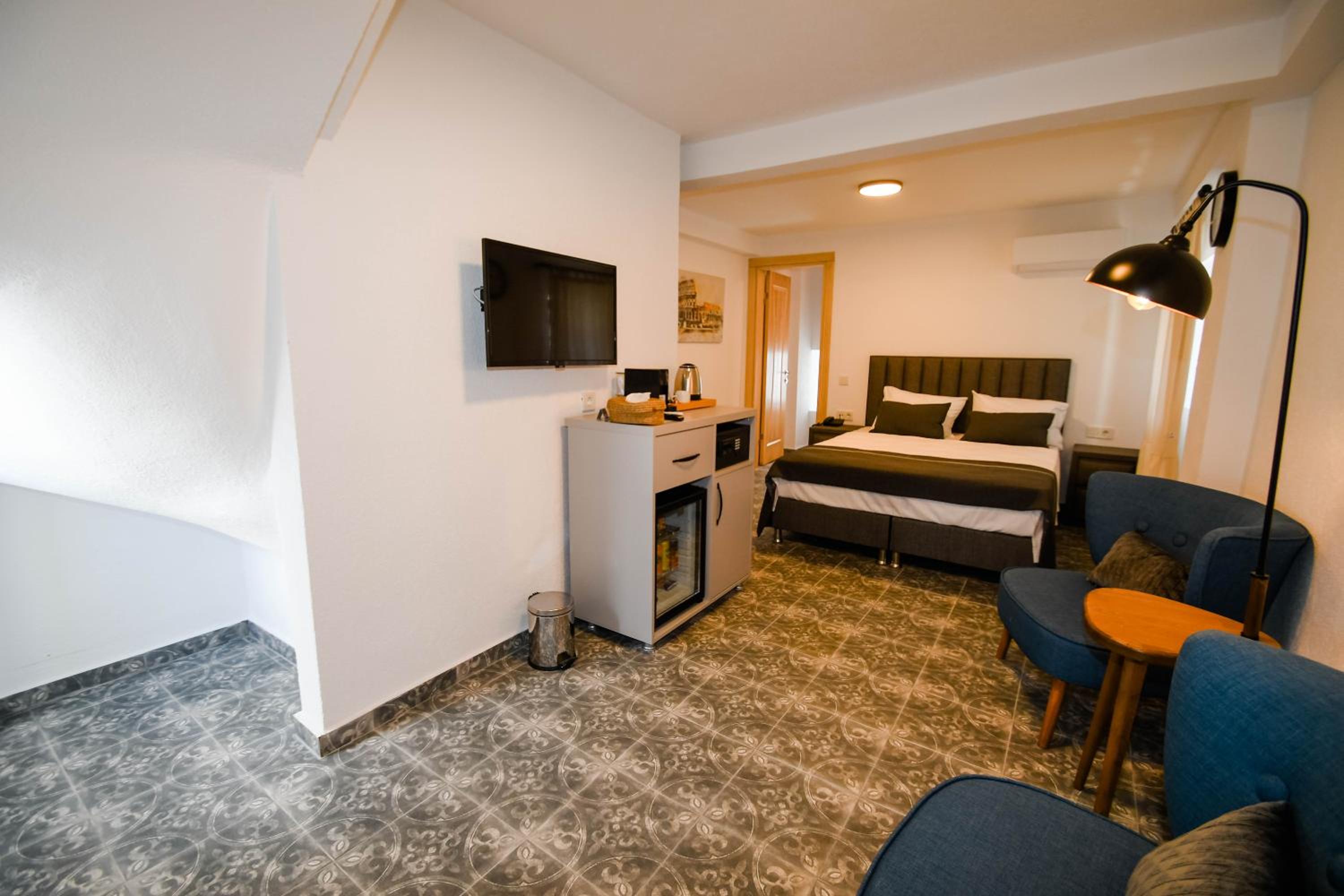 Double Room - Photo 5