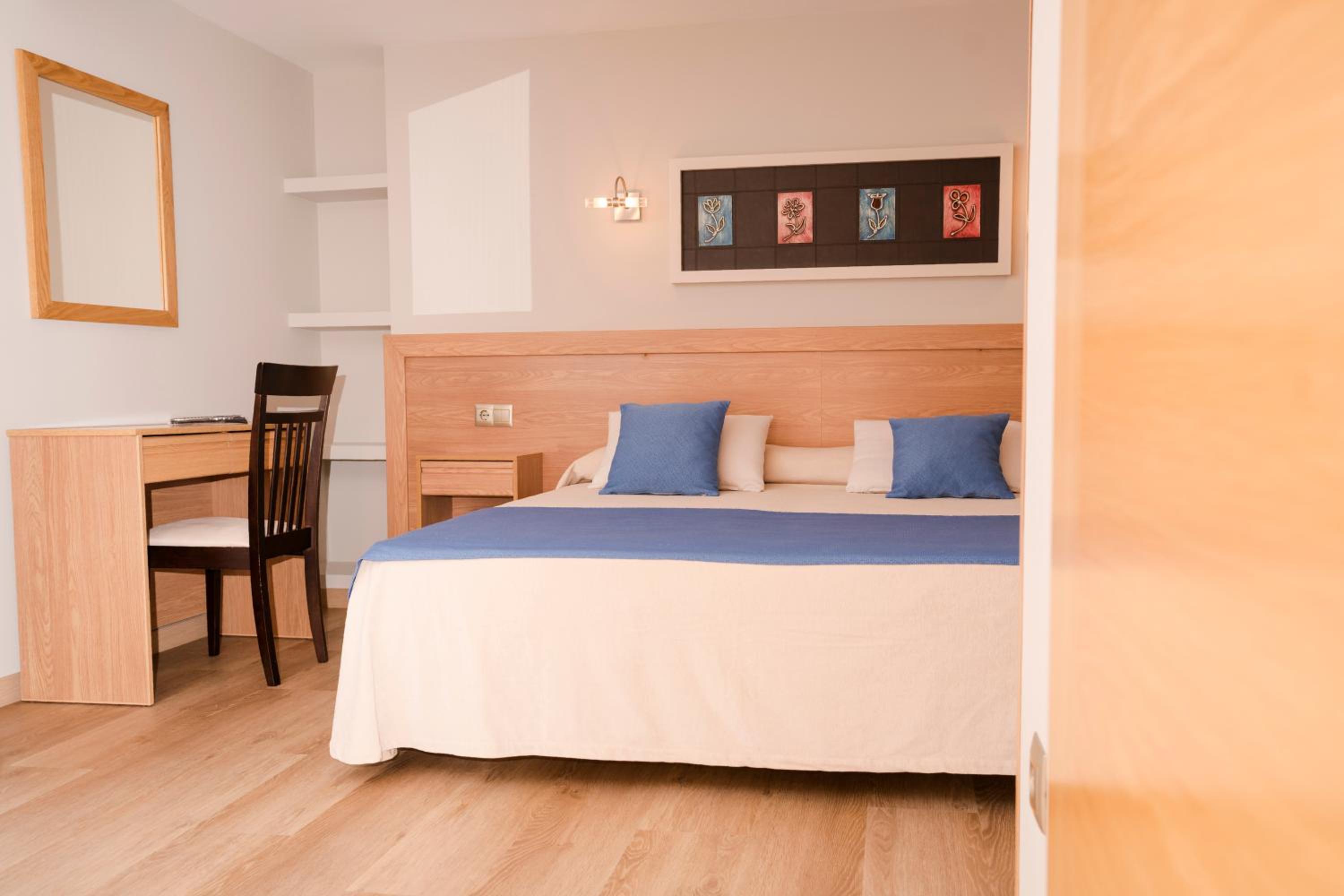 Double or Twin Room with Exterior View photo 2