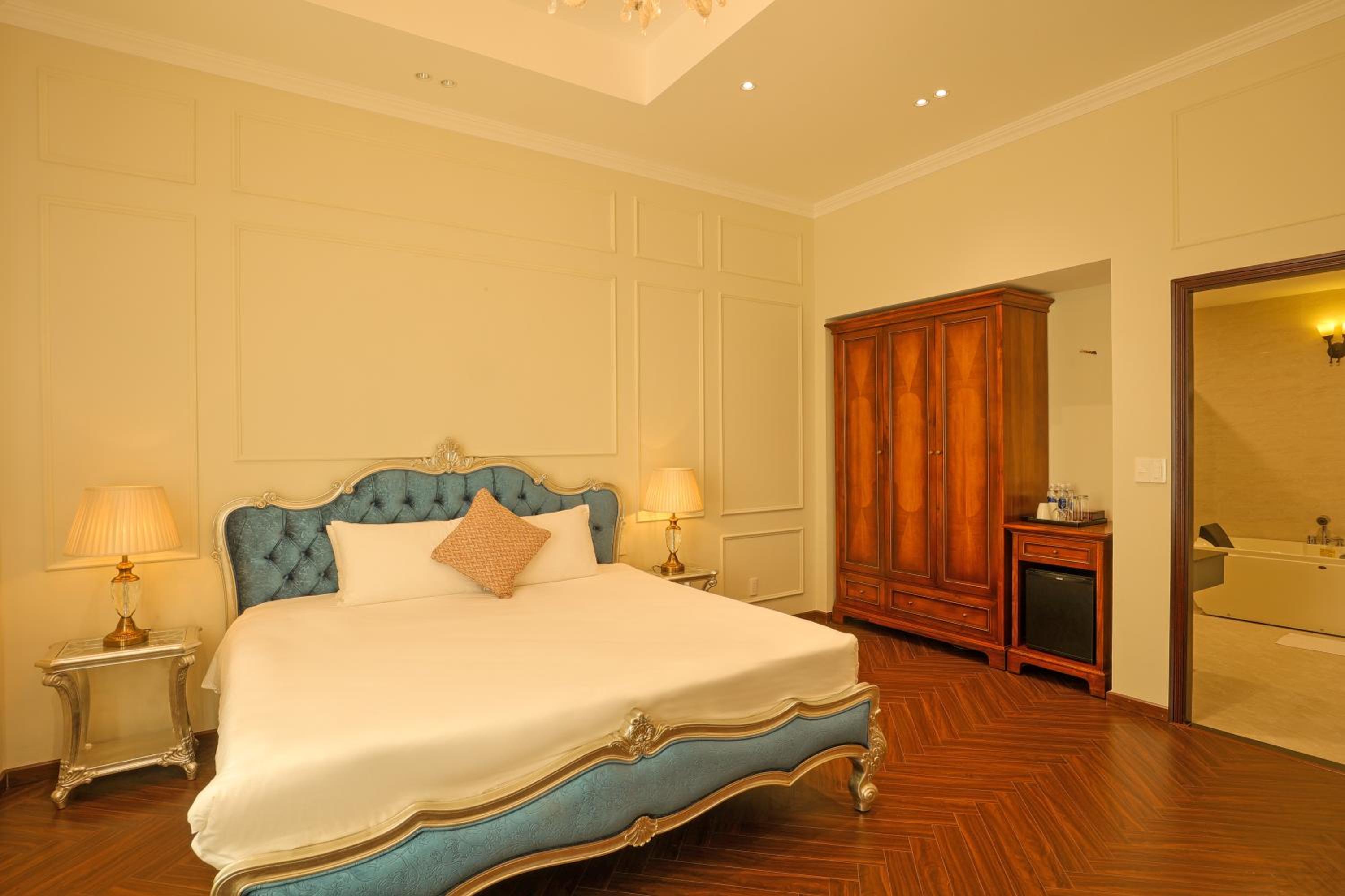 LAROSE MASTER - 3 Bedrooms - Photo 6